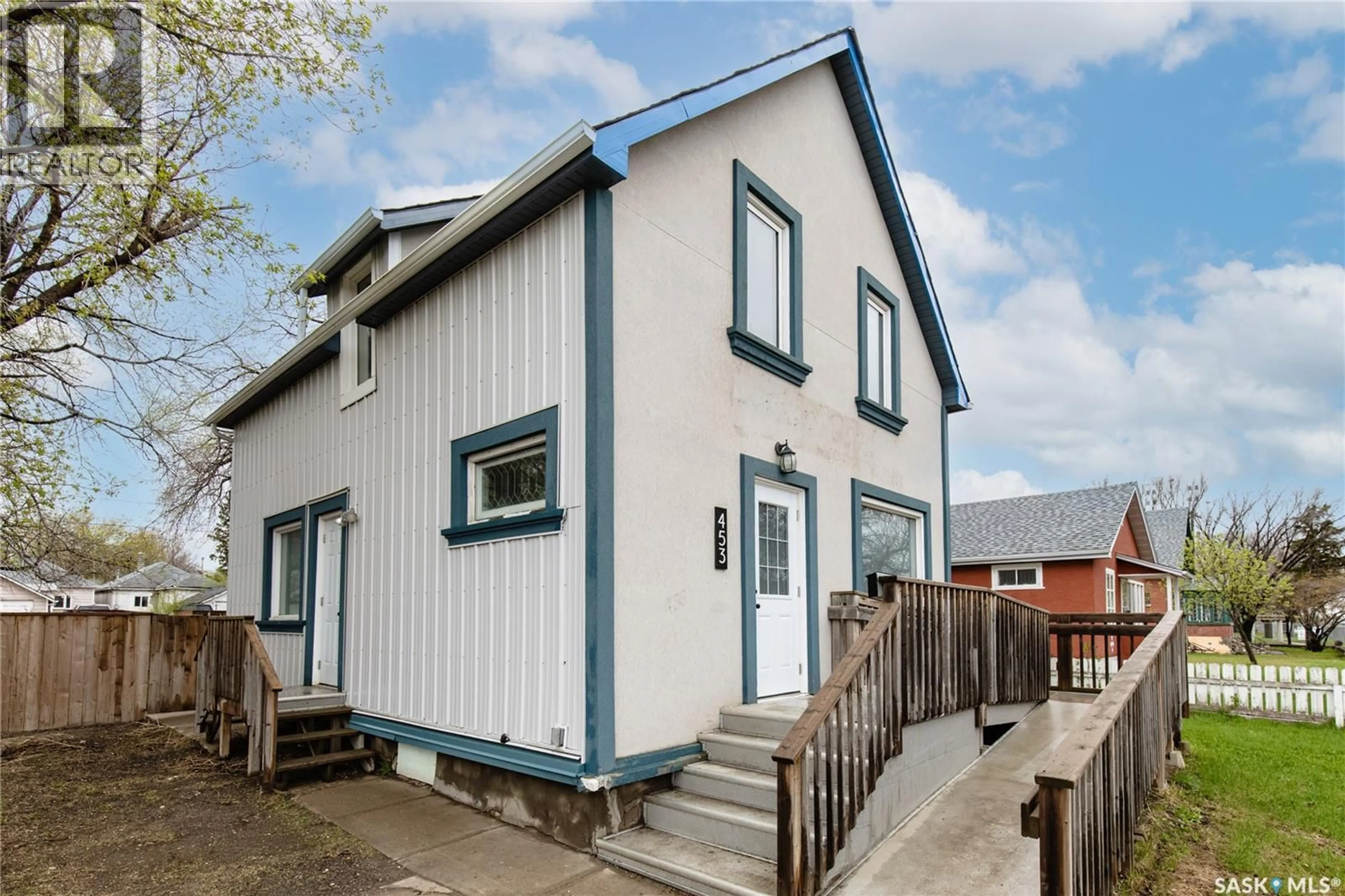 Home with vinyl exterior material, street for 453 LILLOOET STREET, Moose Jaw Saskatchewan S6H4Z4