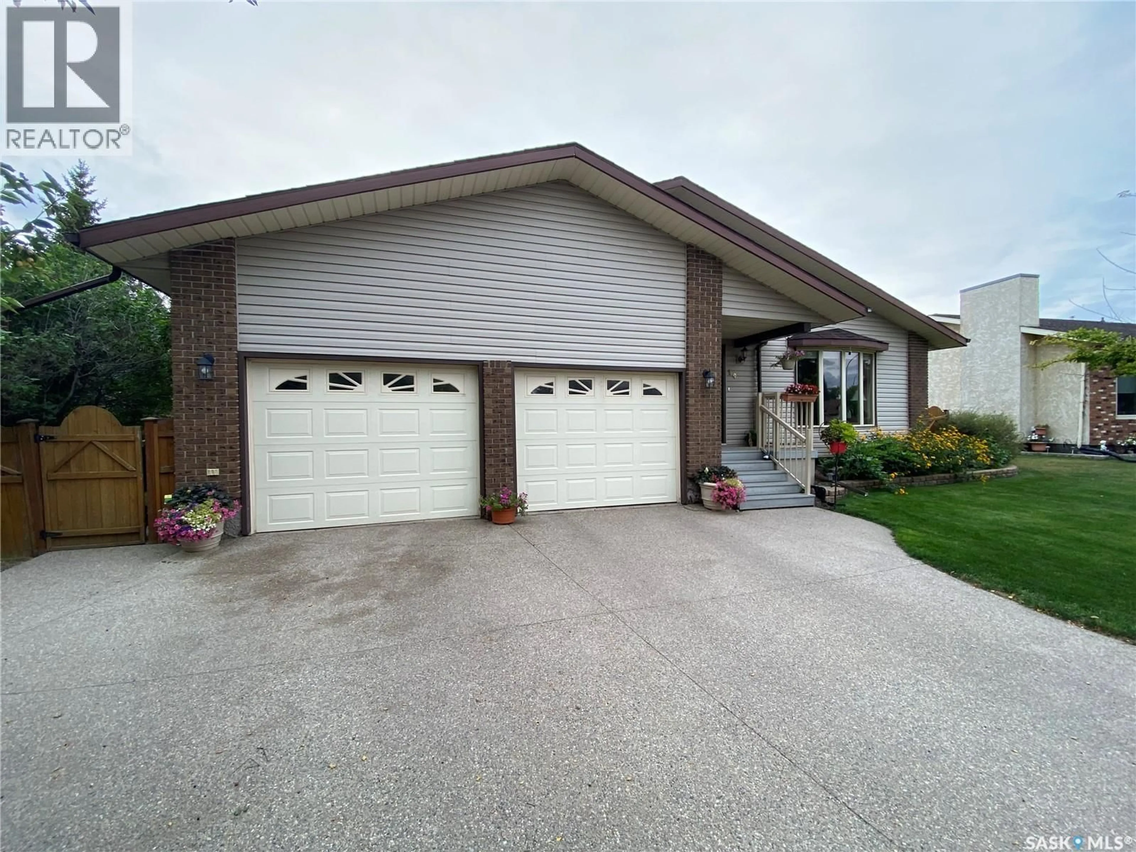 Indoor garage for 19 BULL CRESCENT, Yorkton Saskatchewan S3N3Y5