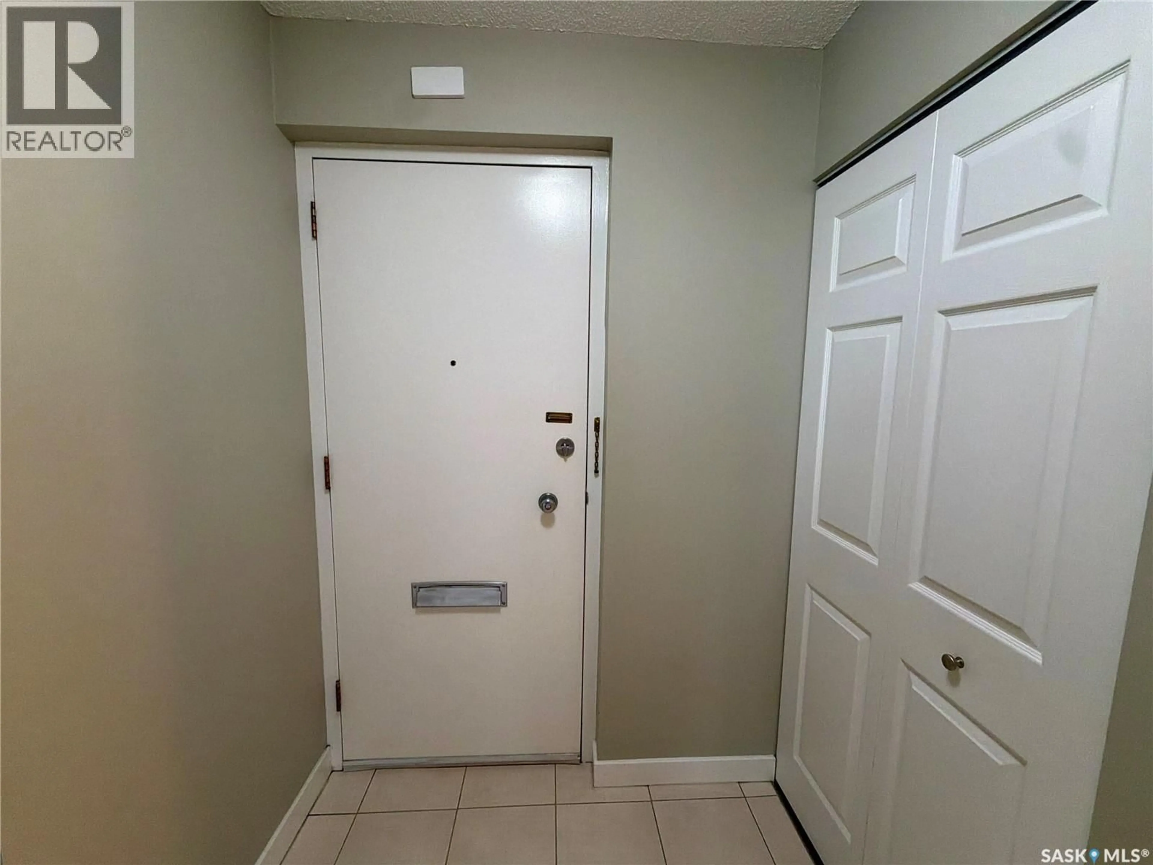 Indoor entryway for 206 - 4615 RAE STREET, Regina Saskatchewan S4S3B2