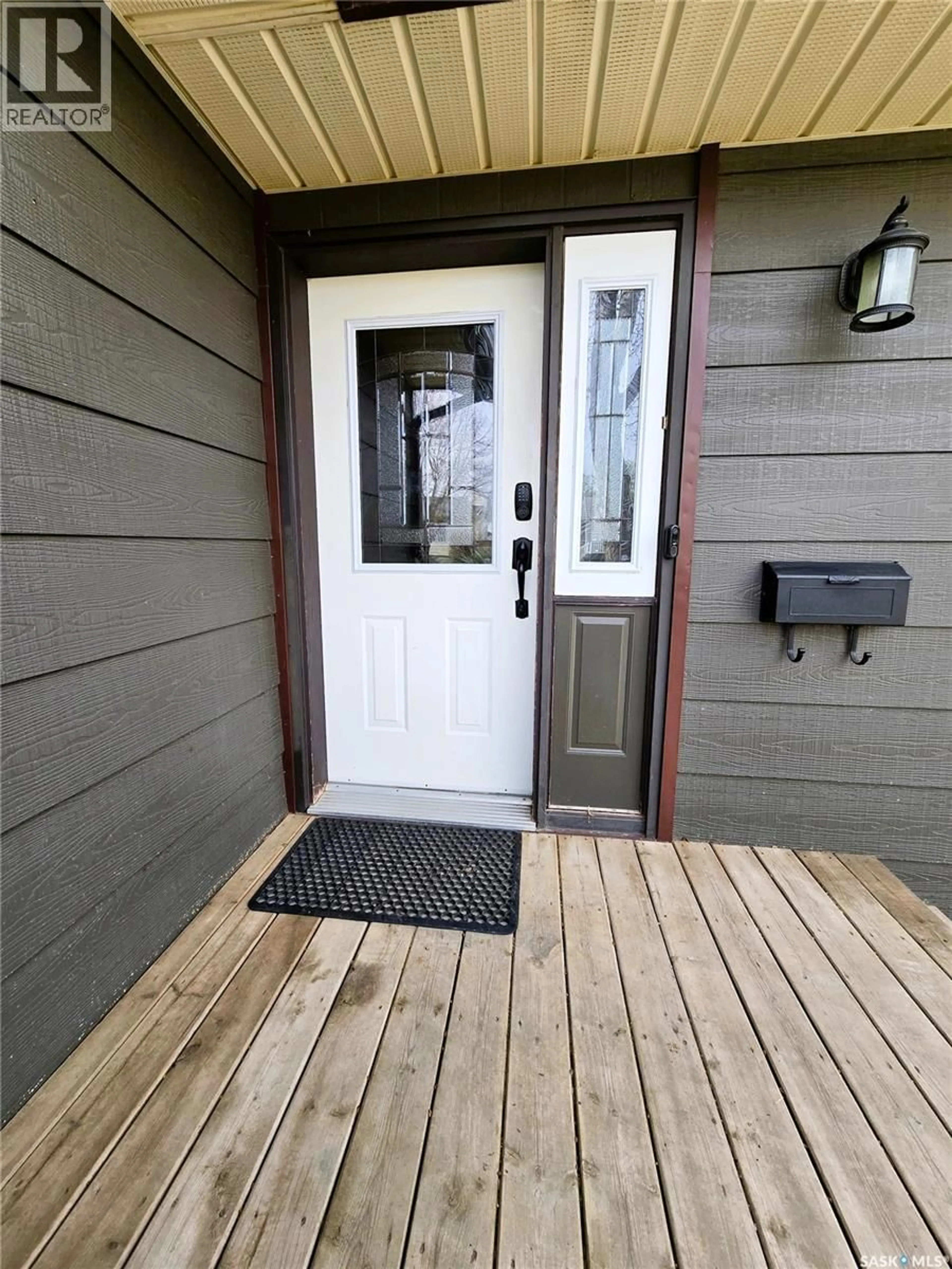 Indoor entryway for 528 DIEPPE DRIVE, Weyburn Saskatchewan S4H2Y2