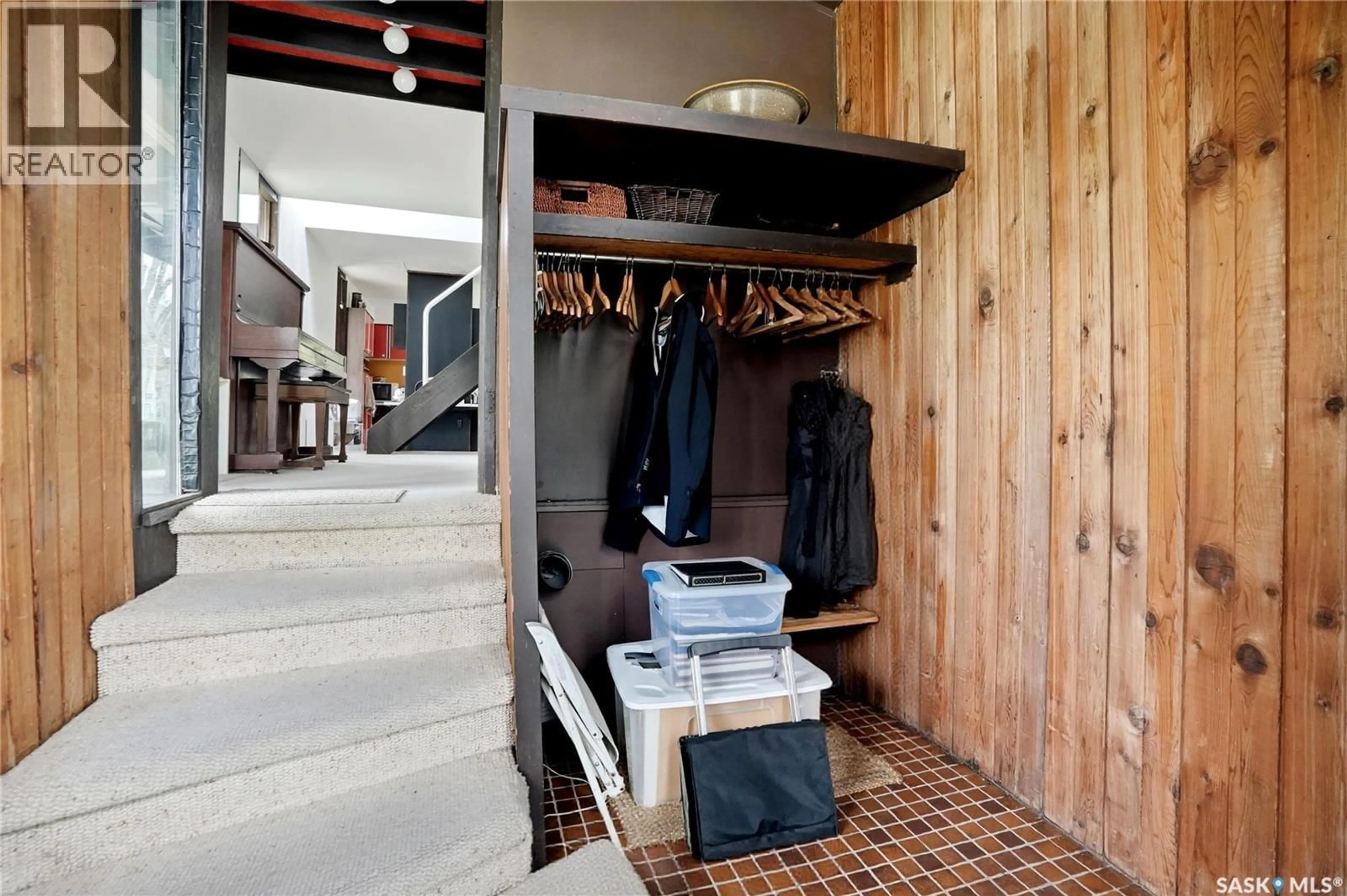 Indoor entryway for 160 LEOPOLD CRESCENT, Regina Saskatchewan S4T6N6
