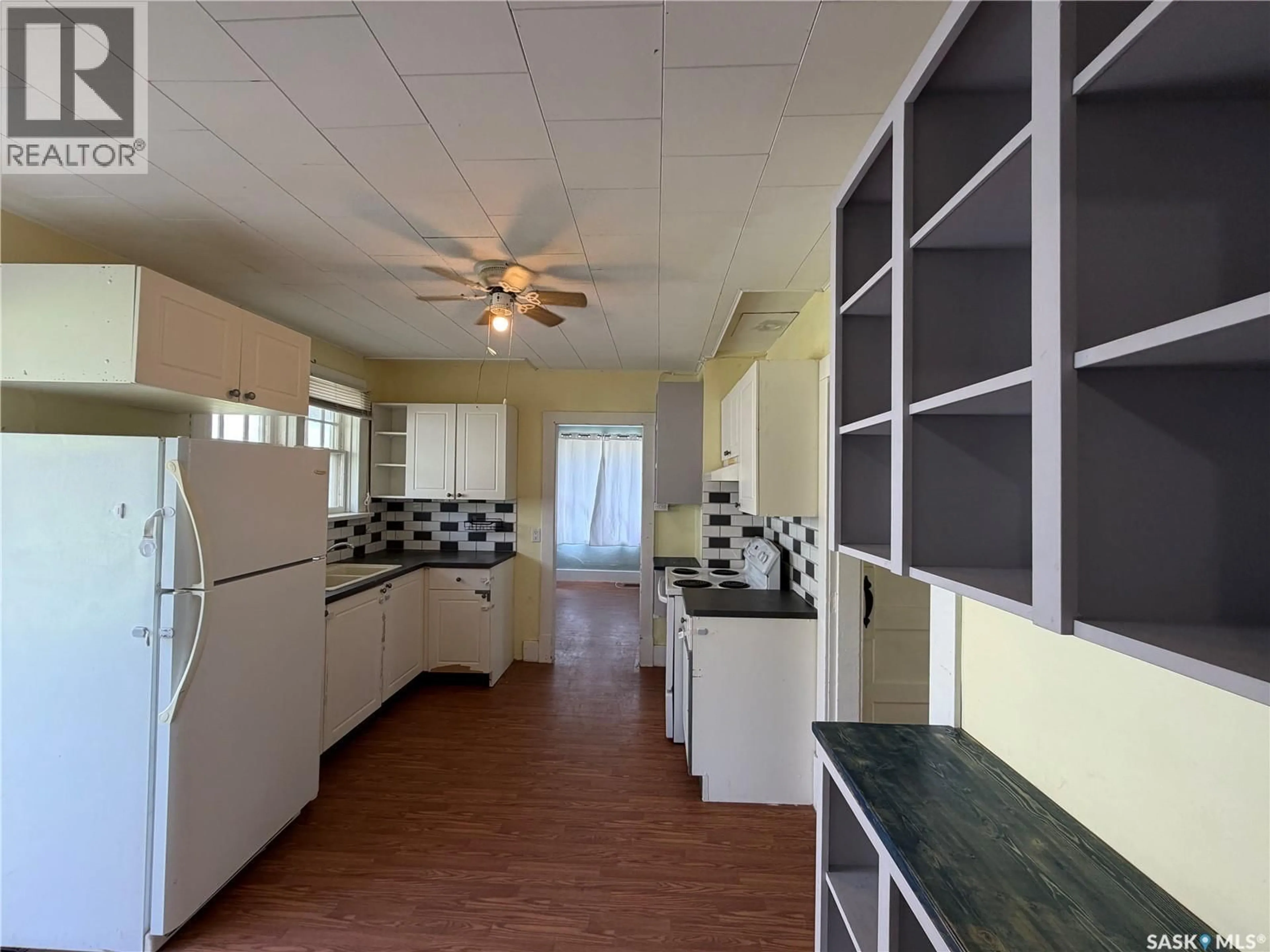 Kitchen with laundary machines, unknown for 10 RAILWAY AVENUE, Redvers Saskatchewan S0C2H0