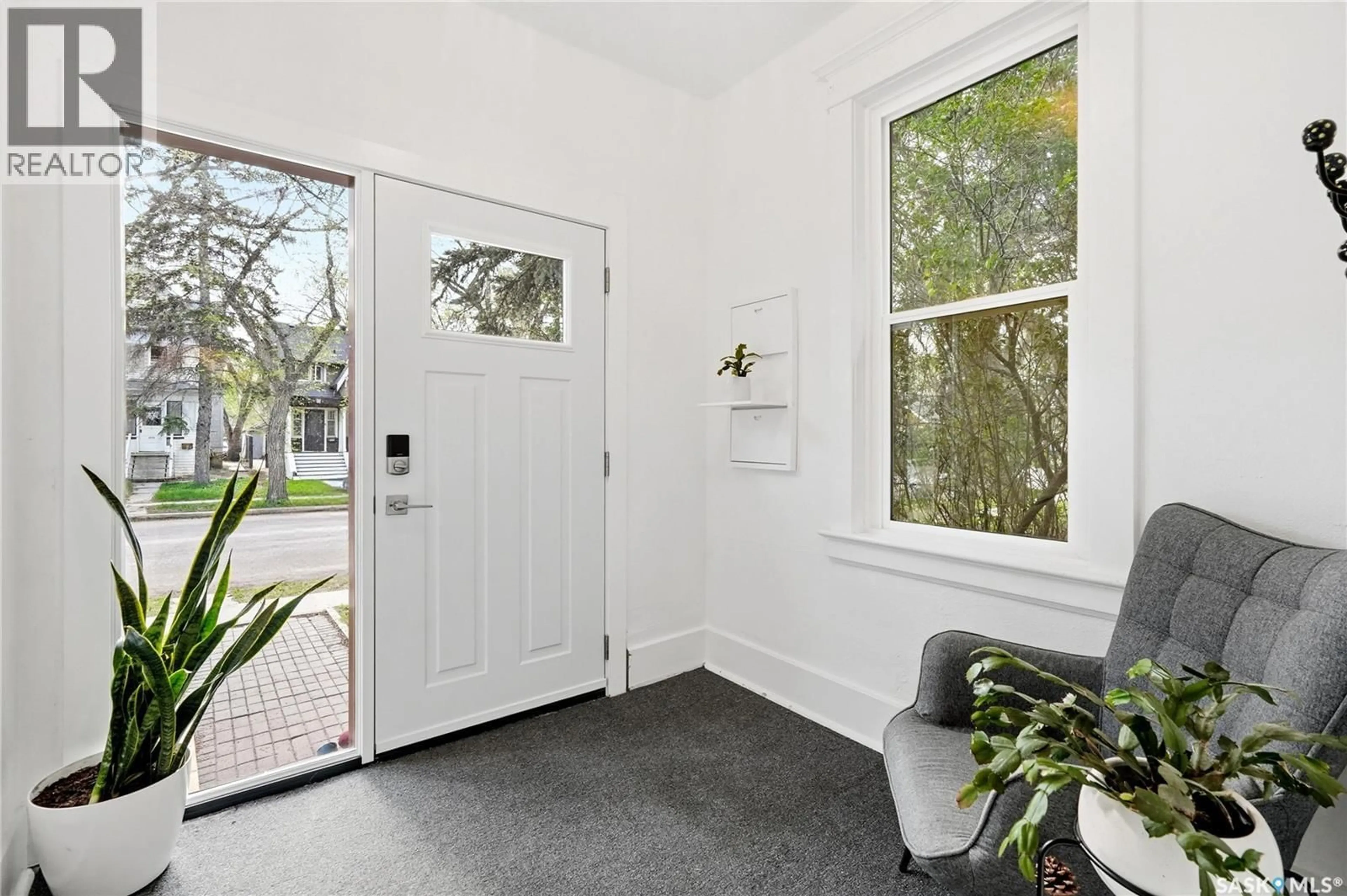Indoor entryway for 2035 ELPHINSTONE STREET, Regina Saskatchewan S4T3N5