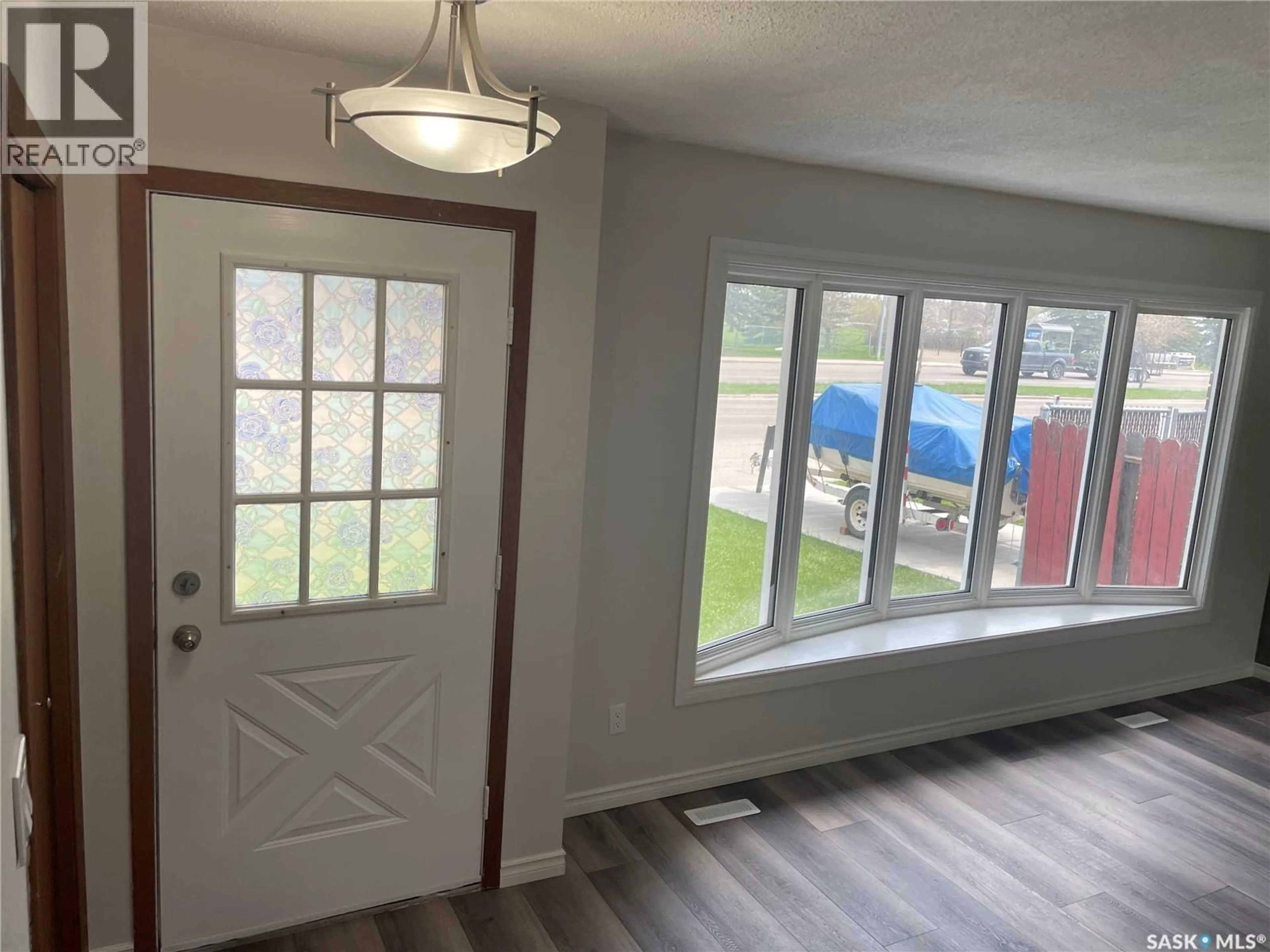 Indoor entryway for 1510 MCKERCHER DRIVE, Saskatoon Saskatchewan S7H5J9