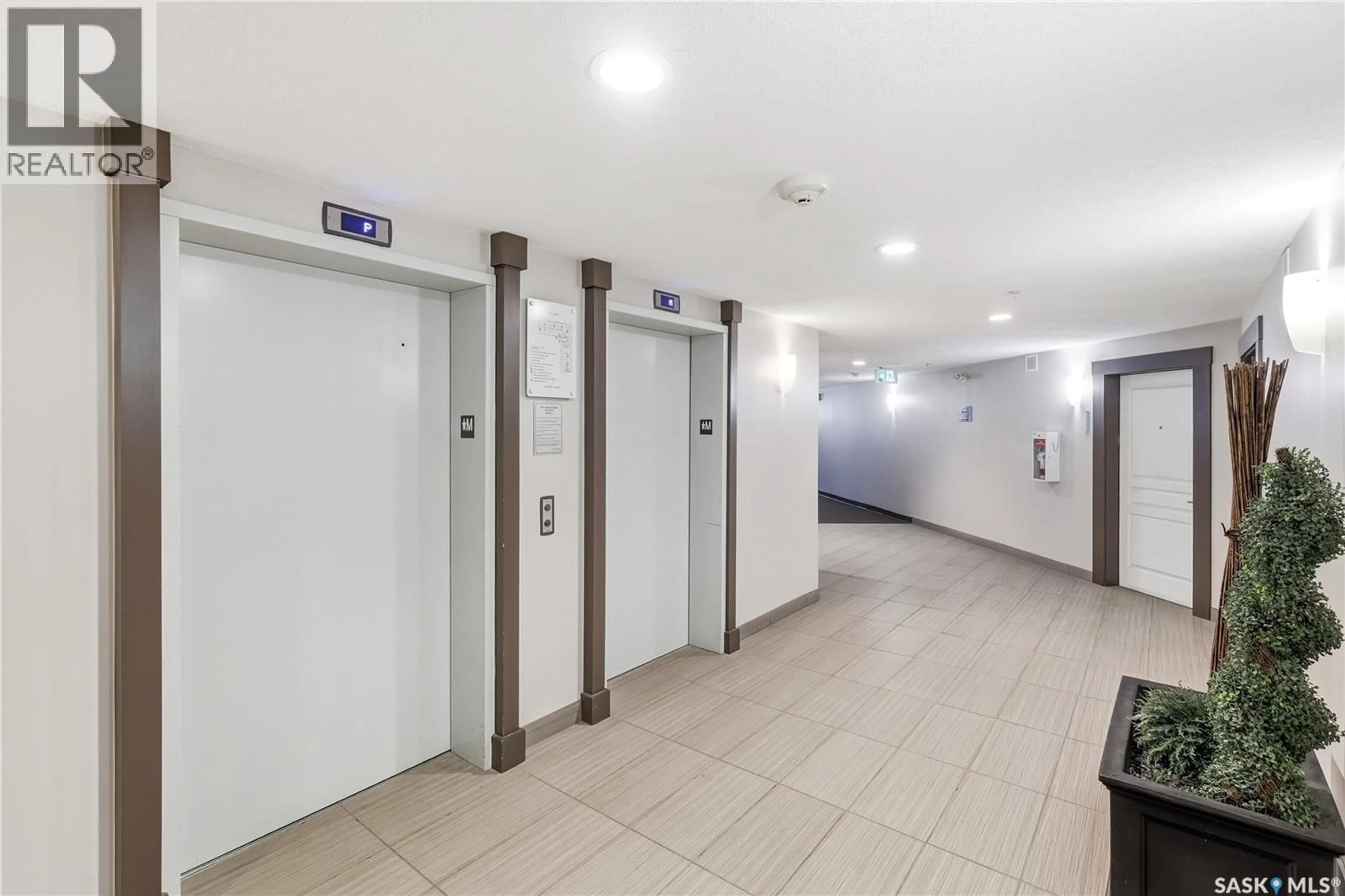 Indoor foyer for 5303 - 325 UNIVERSAL CRESCENT, Regina Saskatchewan S4W0L1