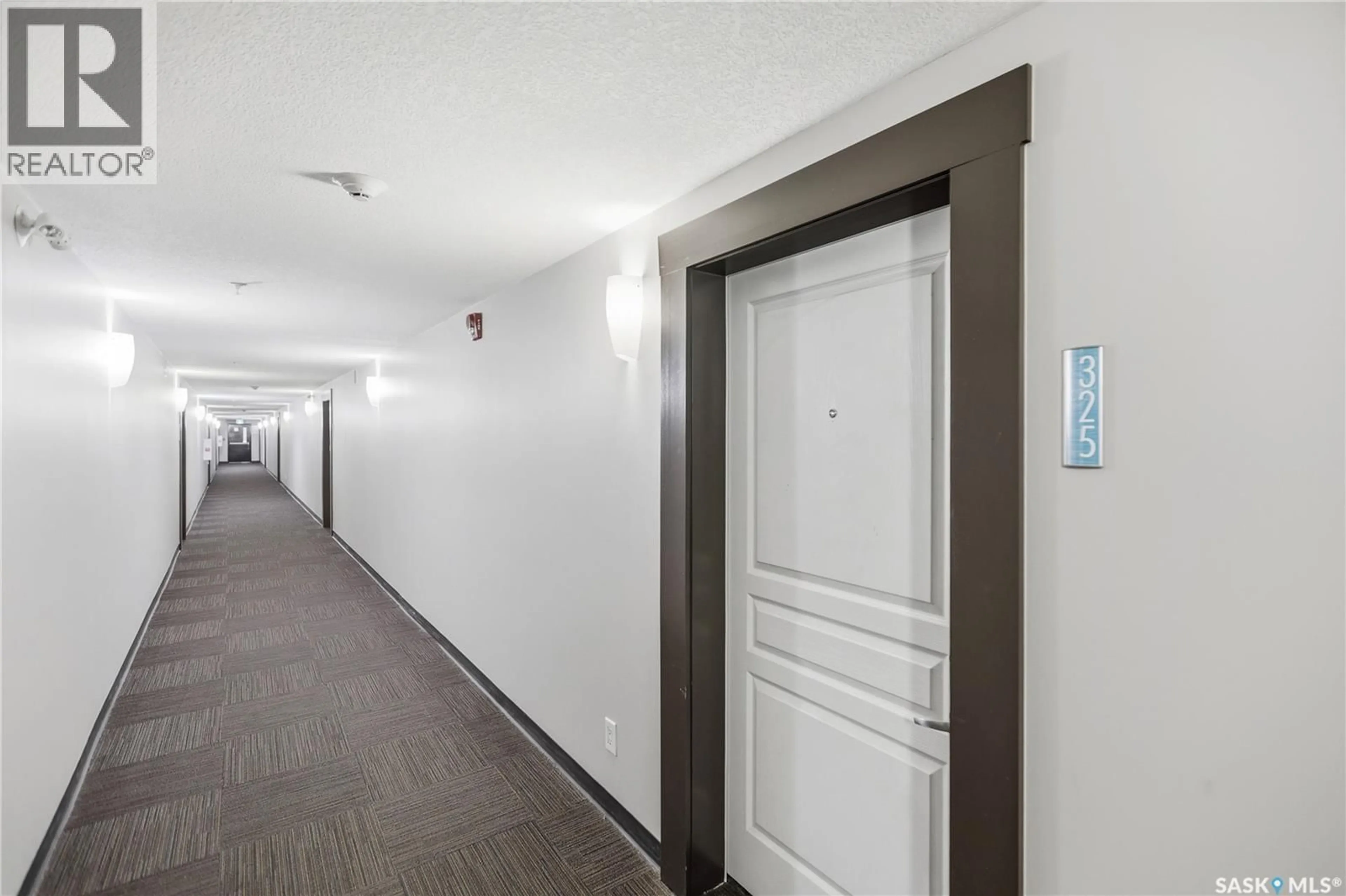 Indoor foyer for 5303 - 325 UNIVERSAL CRESCENT, Regina Saskatchewan S4W0L1