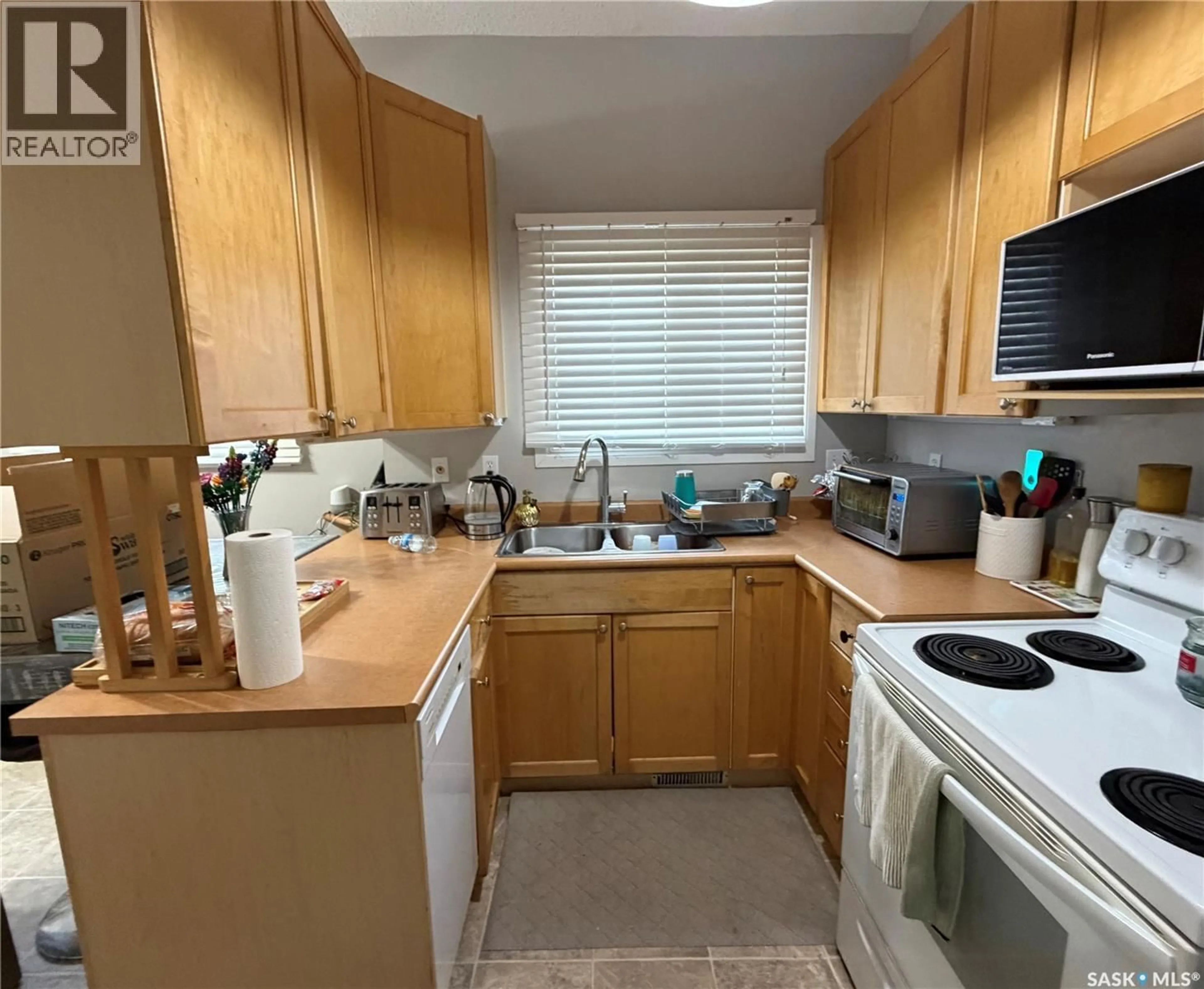Standard kitchen, unknown for 331 - 49 PENDYGRASSE ROAD, Saskatoon Saskatchewan S7M4R3