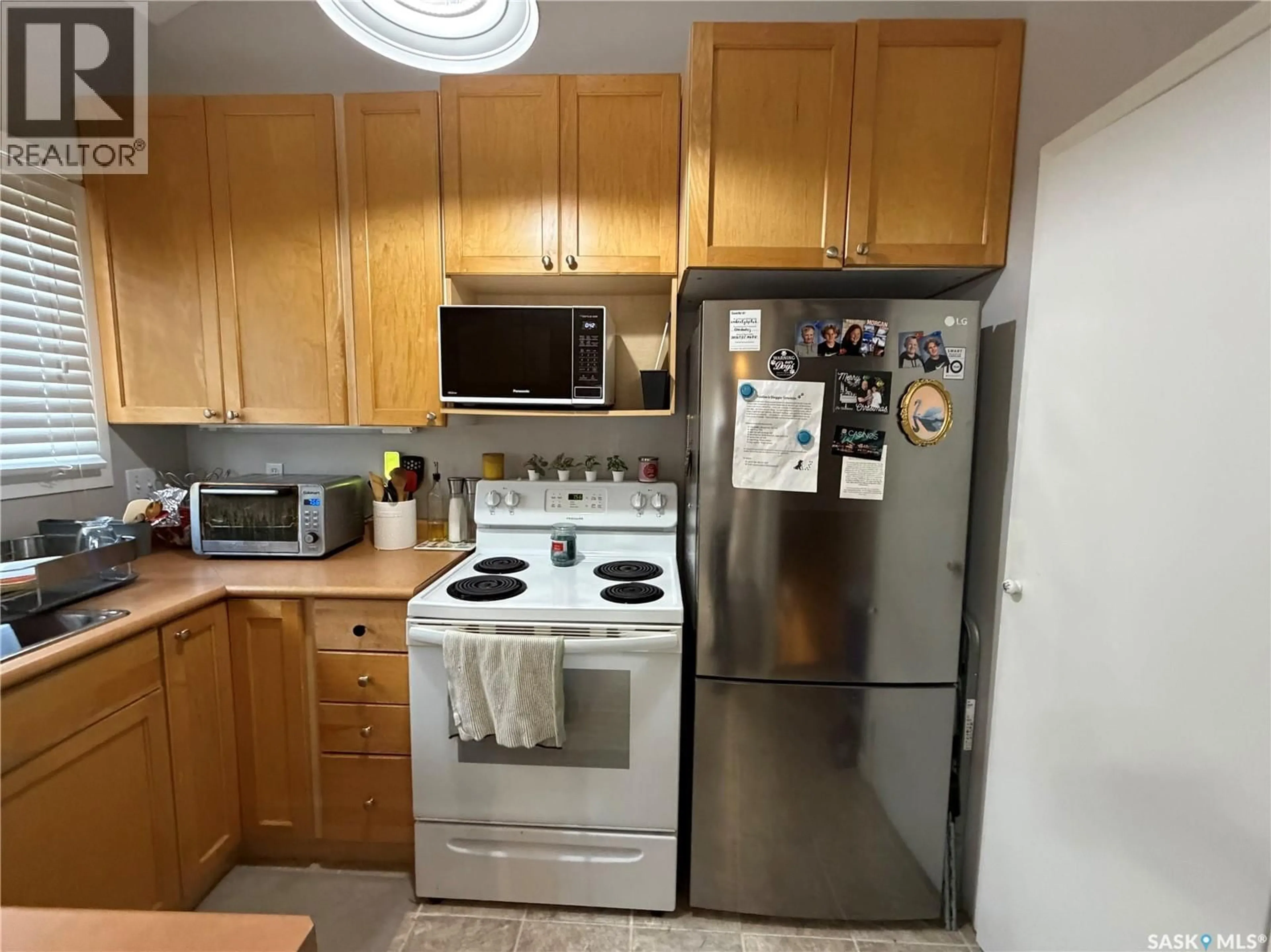 Standard kitchen, unknown for 331 - 49 PENDYGRASSE ROAD, Saskatoon Saskatchewan S7M4R3