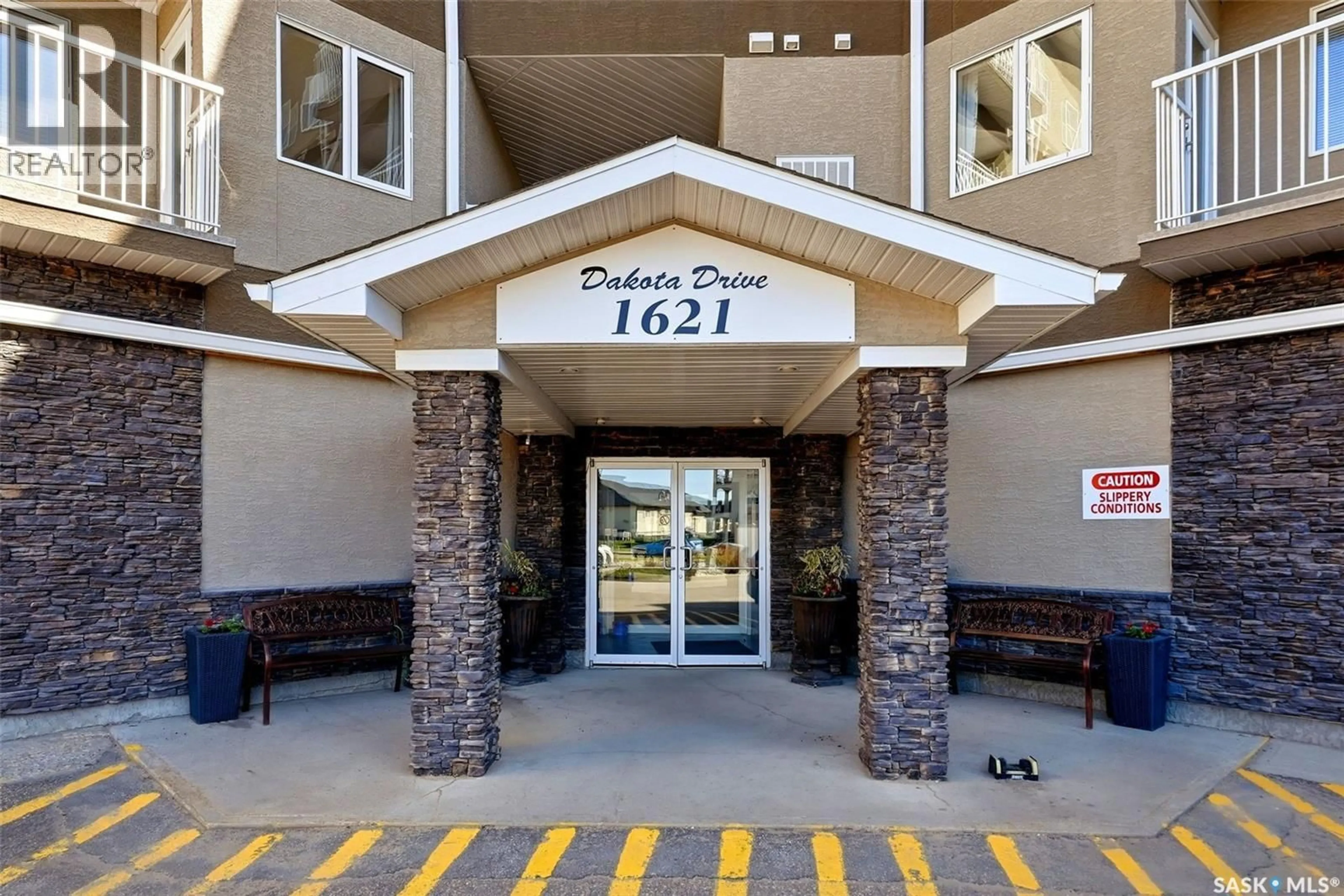 Indoor foyer for 217 1621 DAKOTA DRIVE, Regina Saskatchewan S4Z0A8