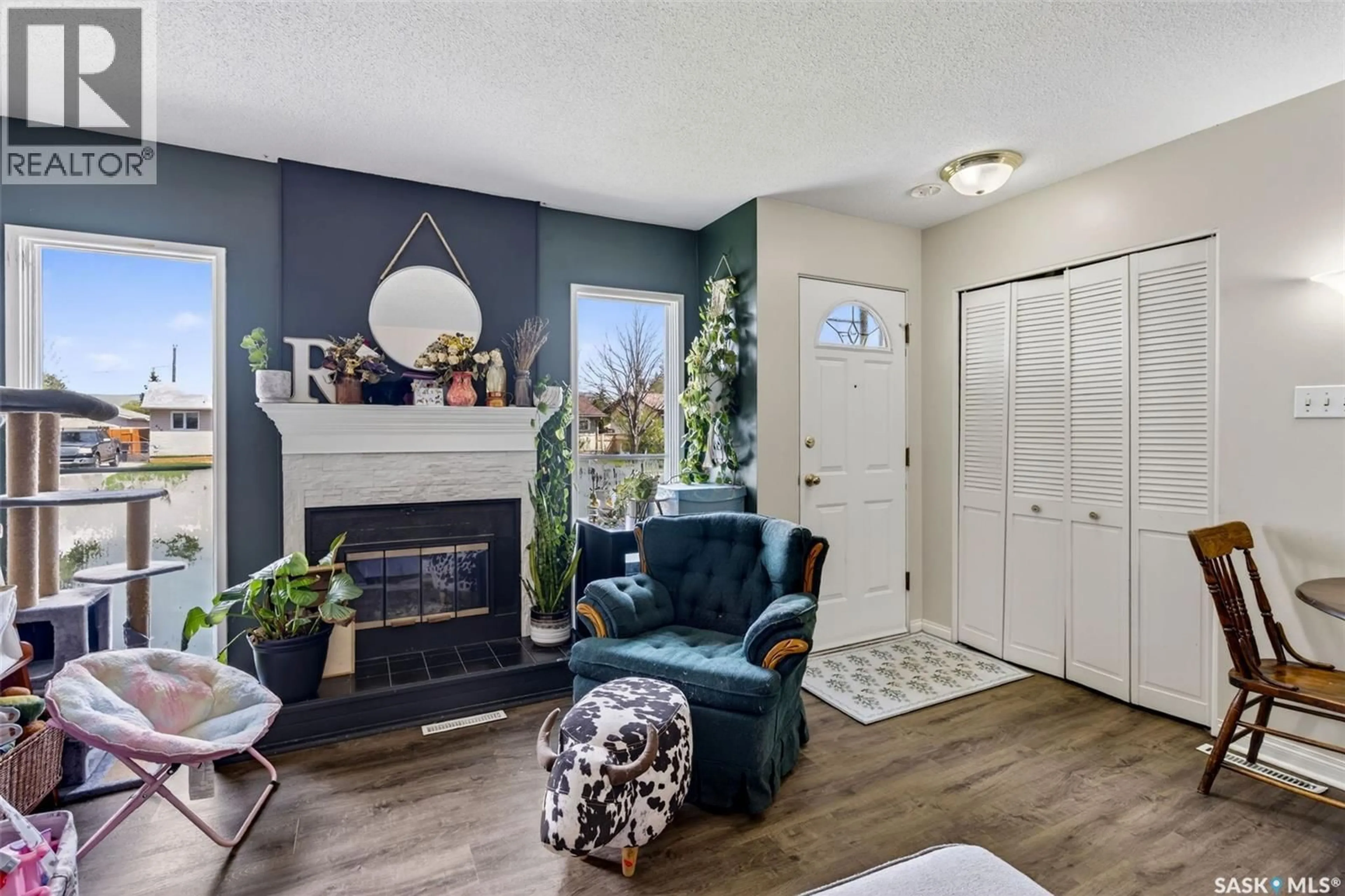 Living room with furniture, unknown for 413 VANCOUVER AVENUE, Saskatoon Saskatchewan S7L4J8
