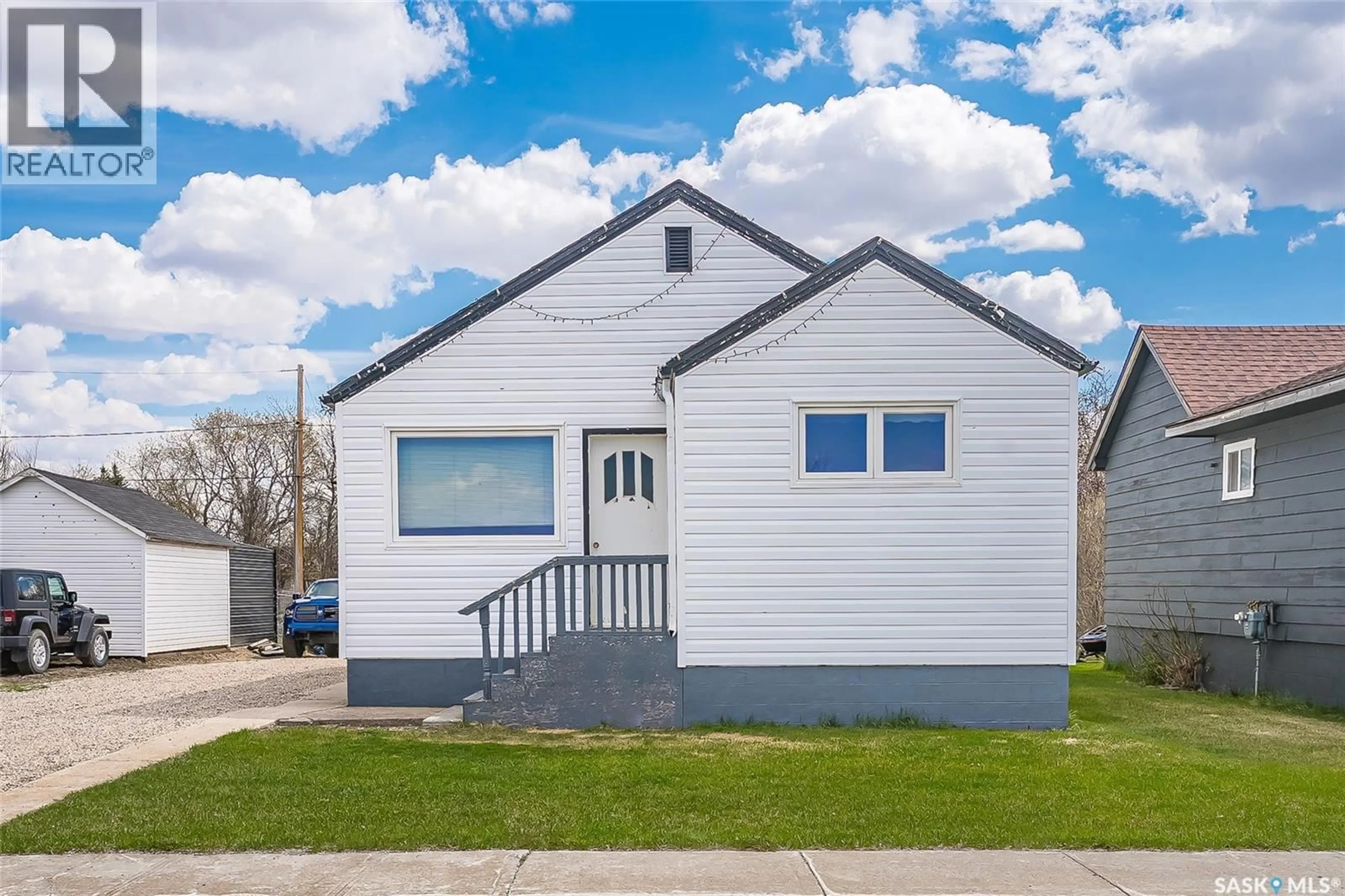 Home with vinyl exterior material, street for 406 RAILWAY AVENUE, Alvena Saskatchewan S0K0A0