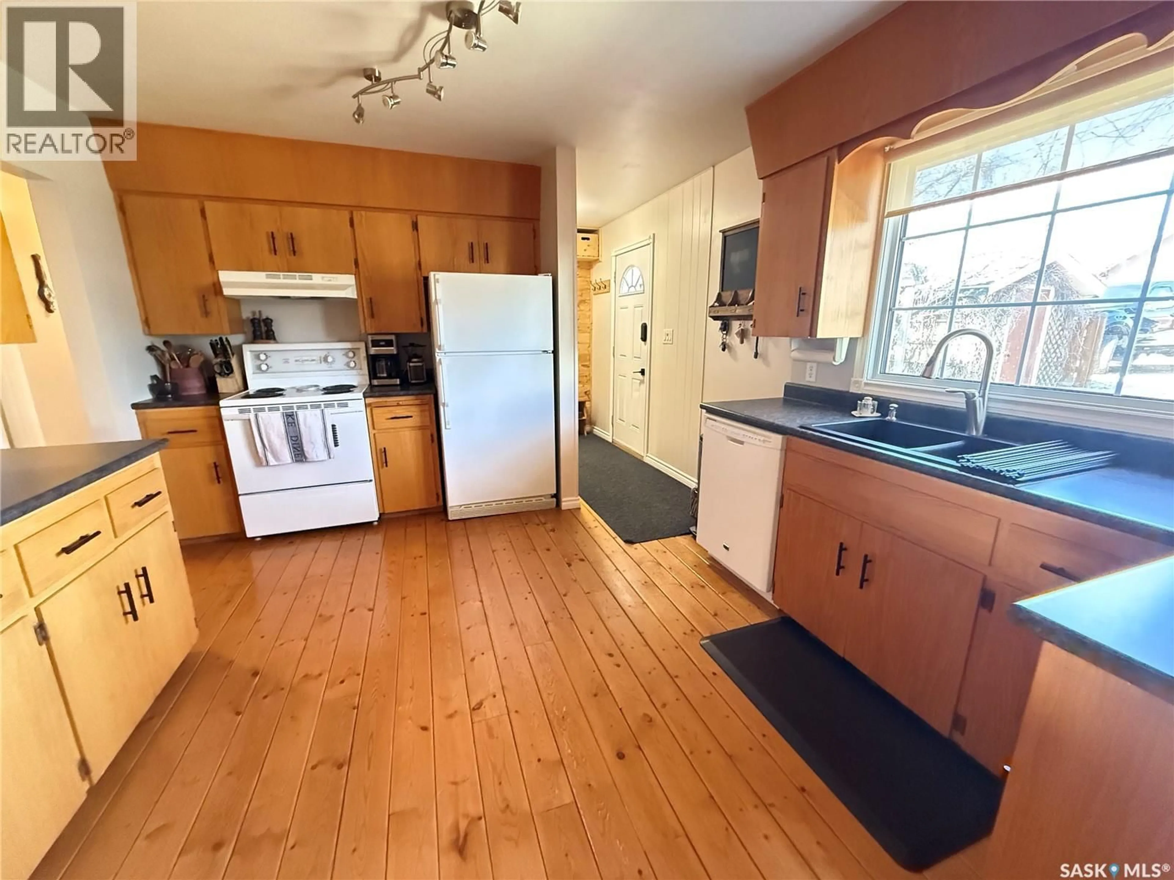 Standard kitchen, unknown for 1009 FIRST STREET, Estevan Saskatchewan S4A0G7