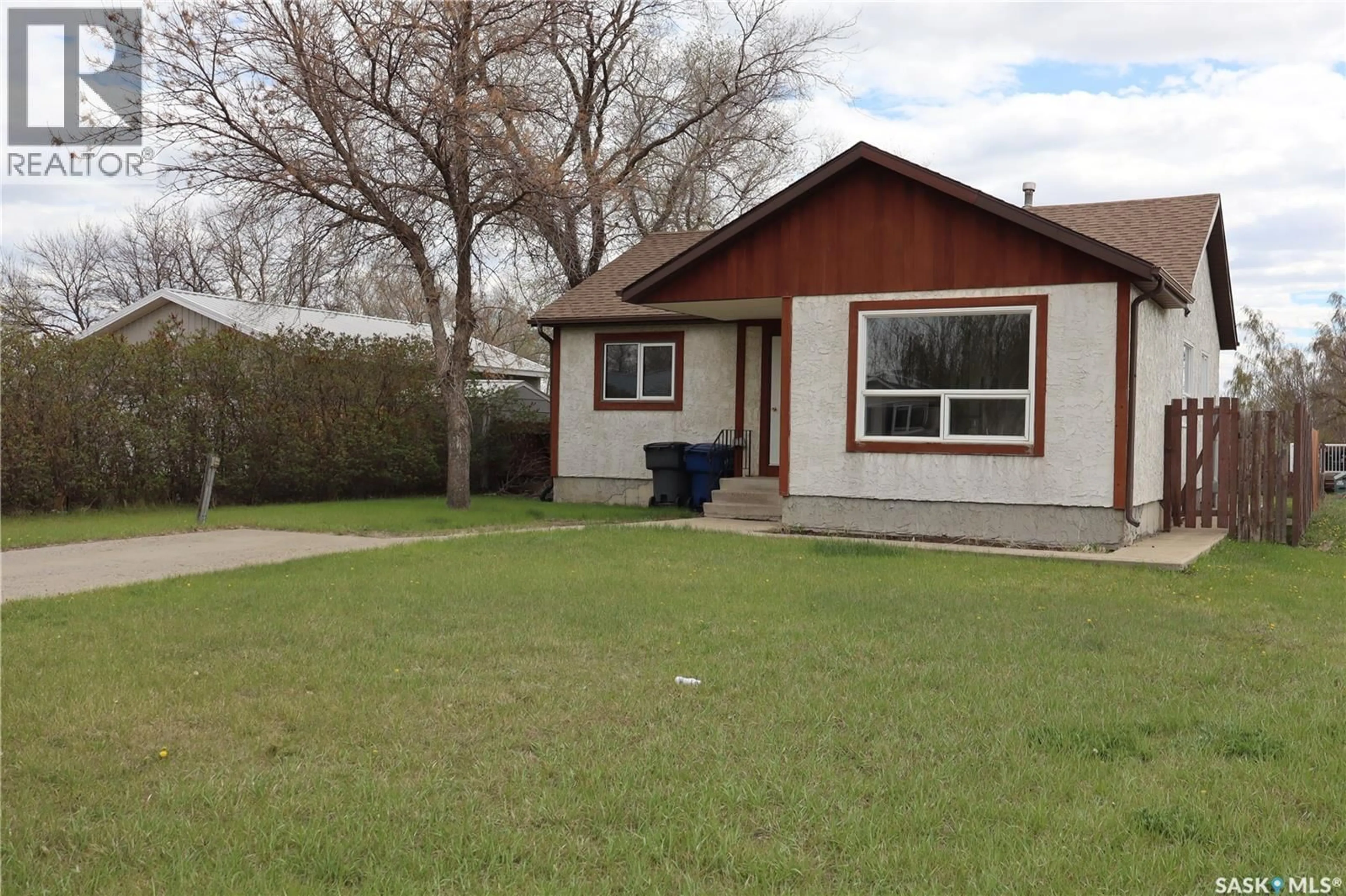 Home with vinyl exterior material, street for 225 WESTVIEW DRIVE, Coronach Saskatchewan S0H0Z0