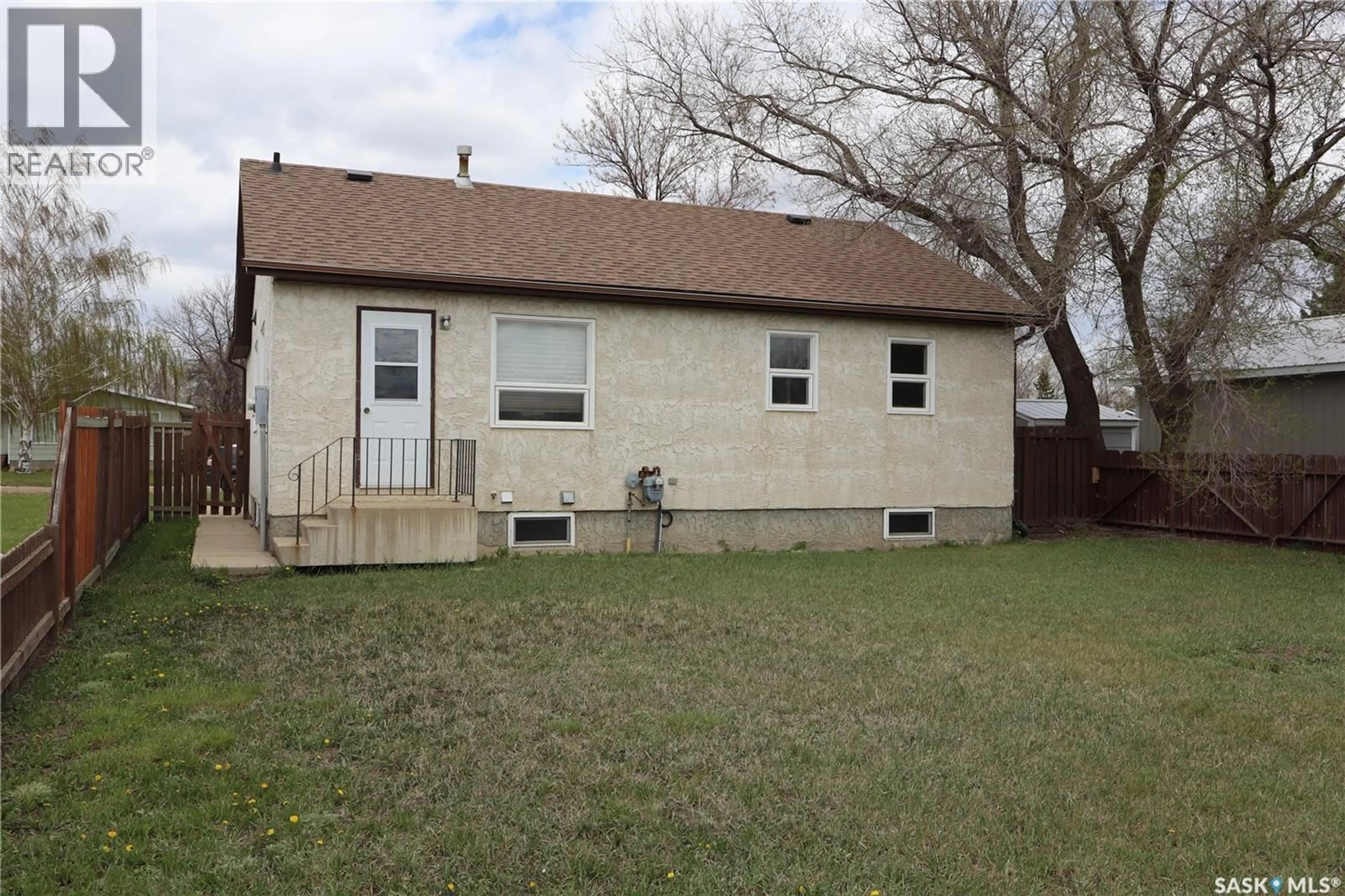 Home with vinyl exterior material, street for 225 WESTVIEW DRIVE, Coronach Saskatchewan S0H0Z0
