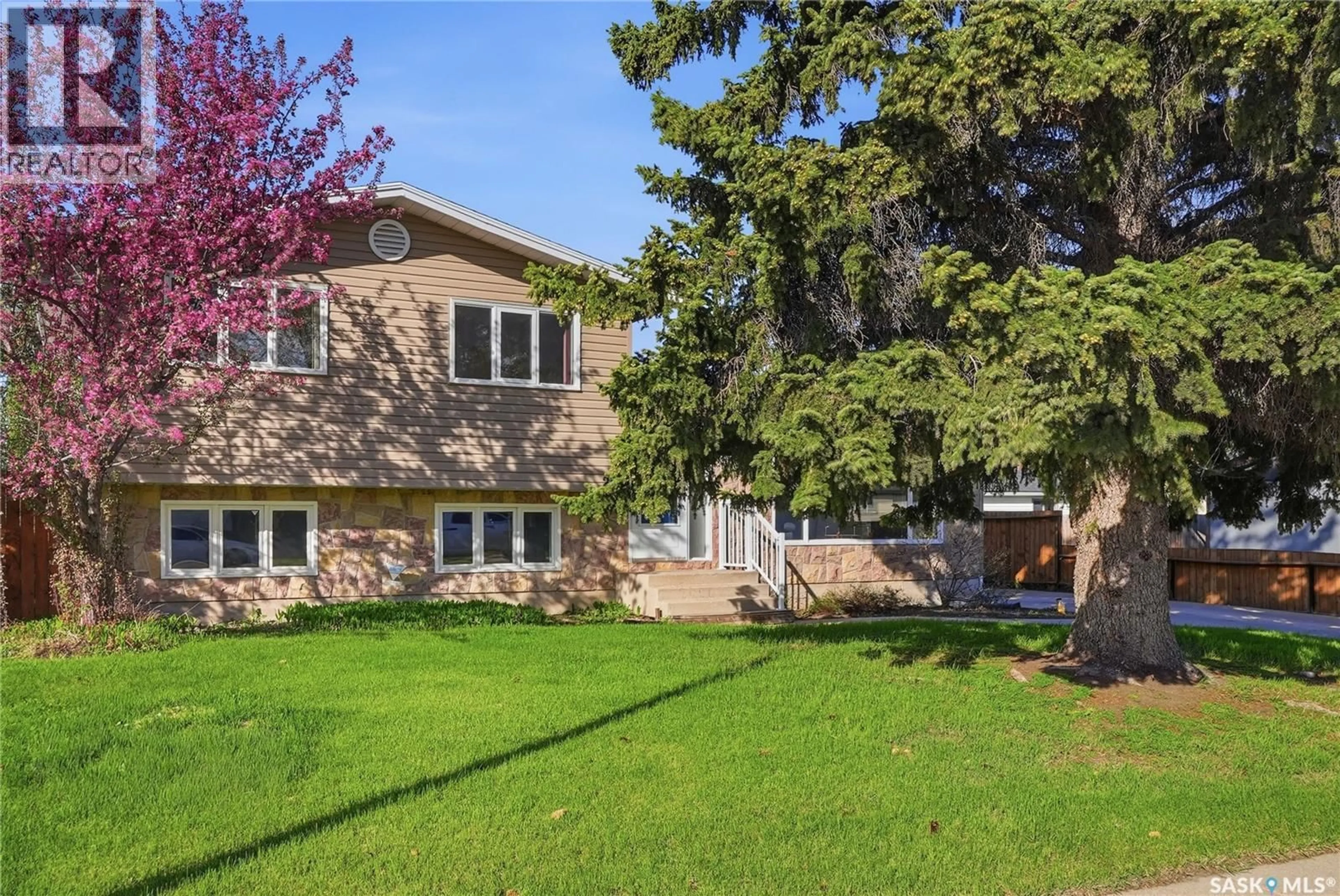 Home with vinyl exterior material, street for 28 MALTA CRESCENT, Saskatoon Saskatchewan S7L3W1