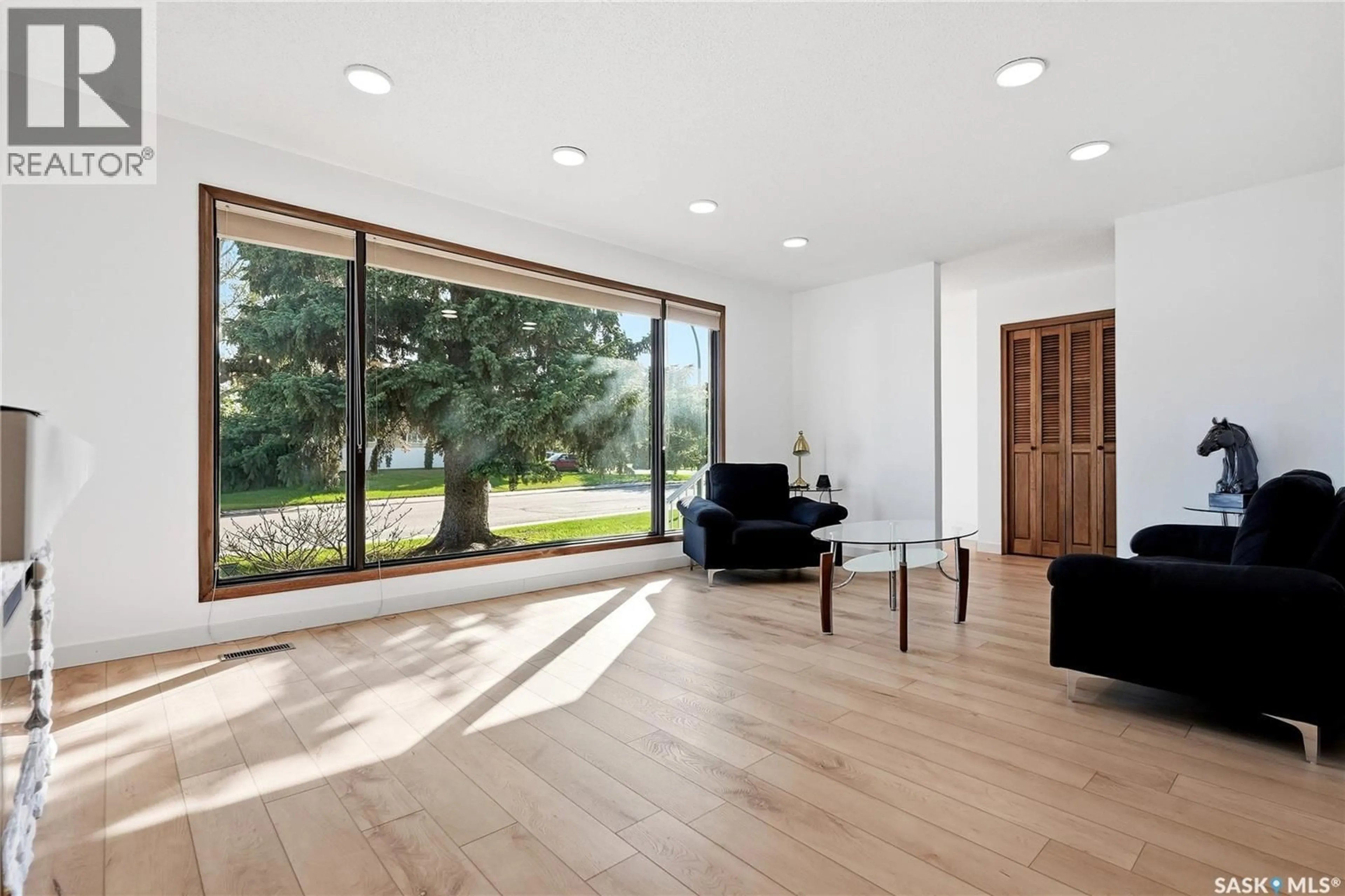 Indoor foyer for 28 MALTA CRESCENT, Saskatoon Saskatchewan S7L3W1