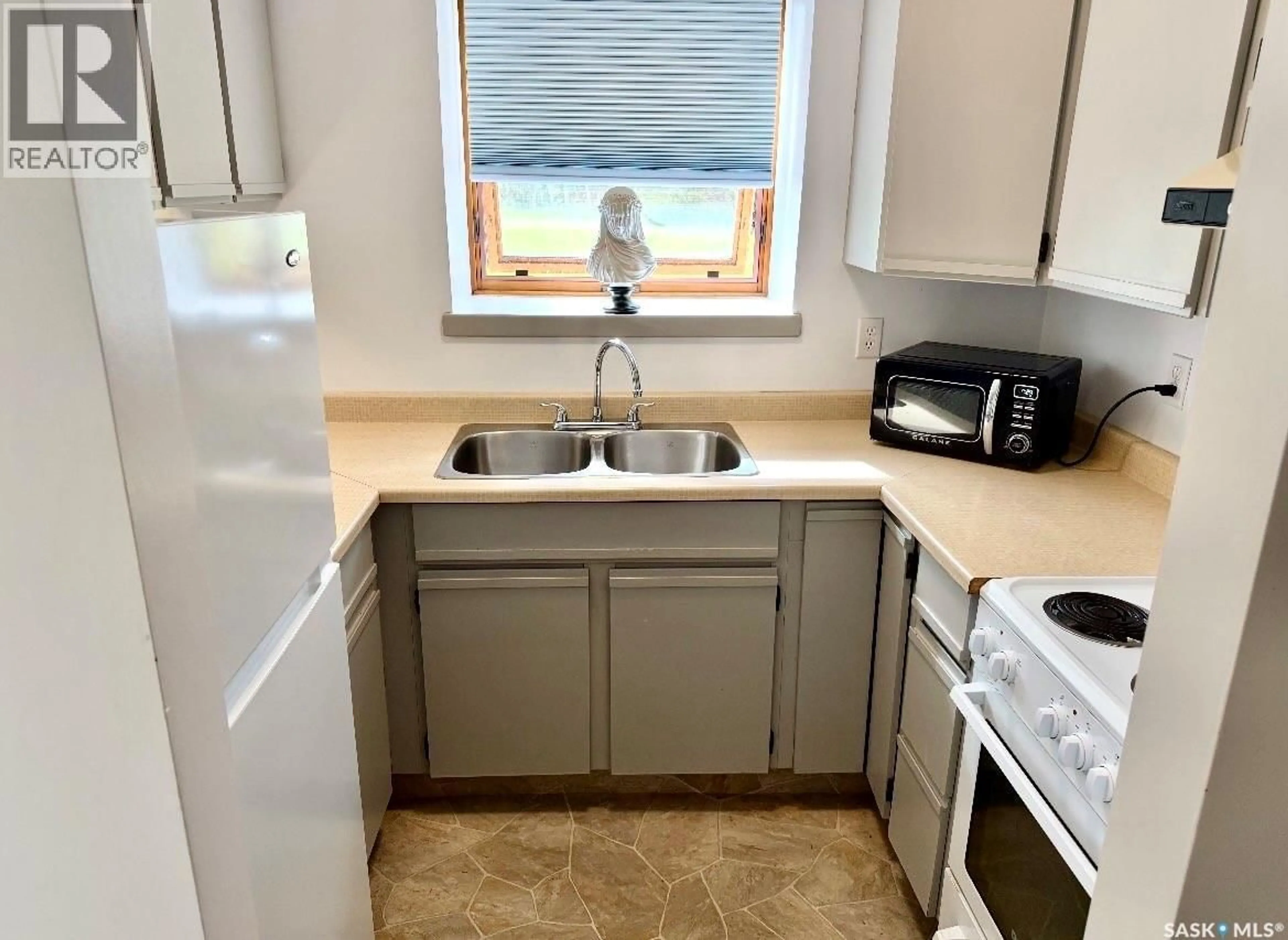 Standard kitchen, unknown for 110 MANOR DRIVE, Nipawin Saskatchewan S0E1E0