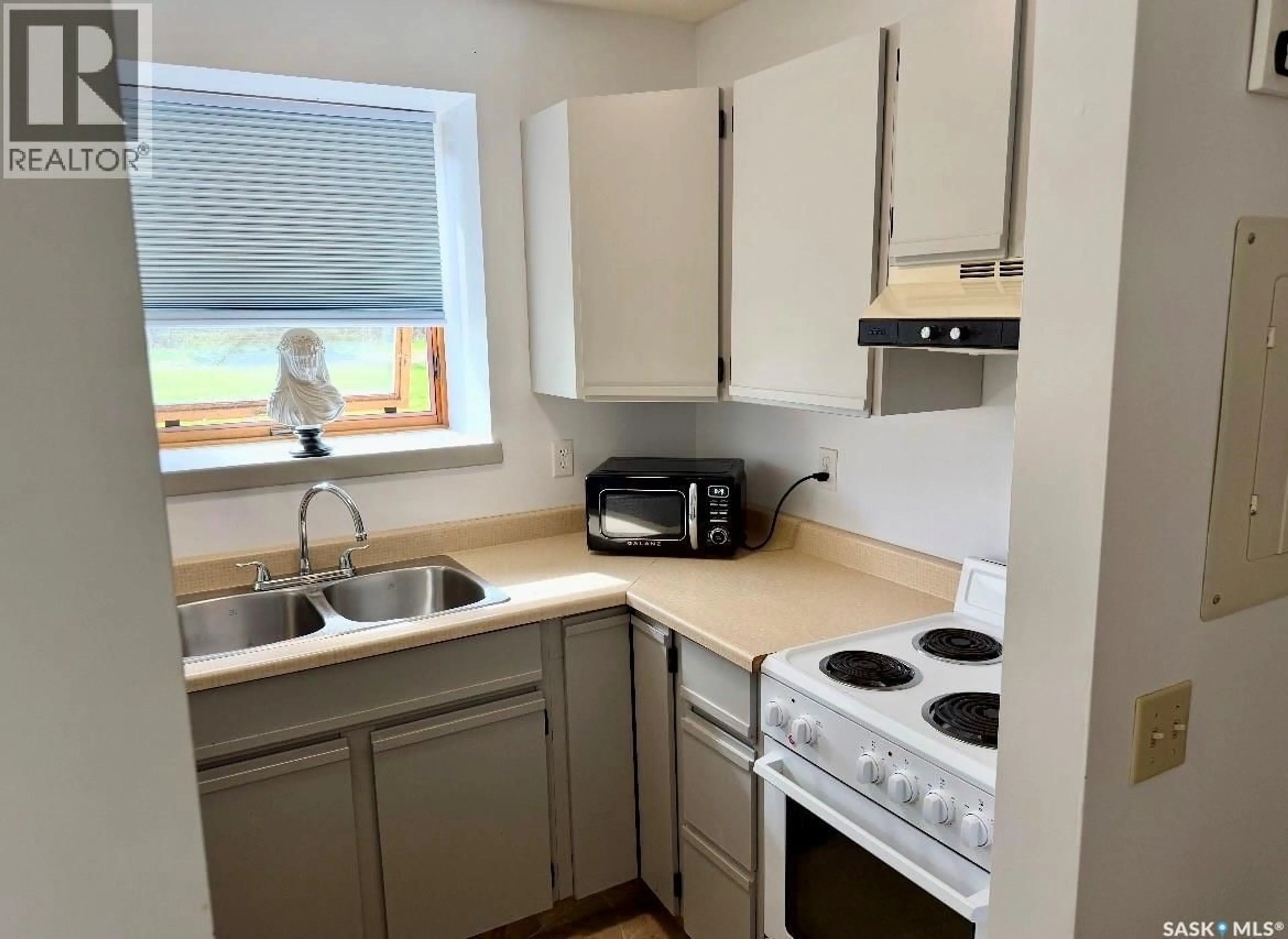 Standard kitchen, unknown for 110 MANOR DRIVE, Nipawin Saskatchewan S0E1E0