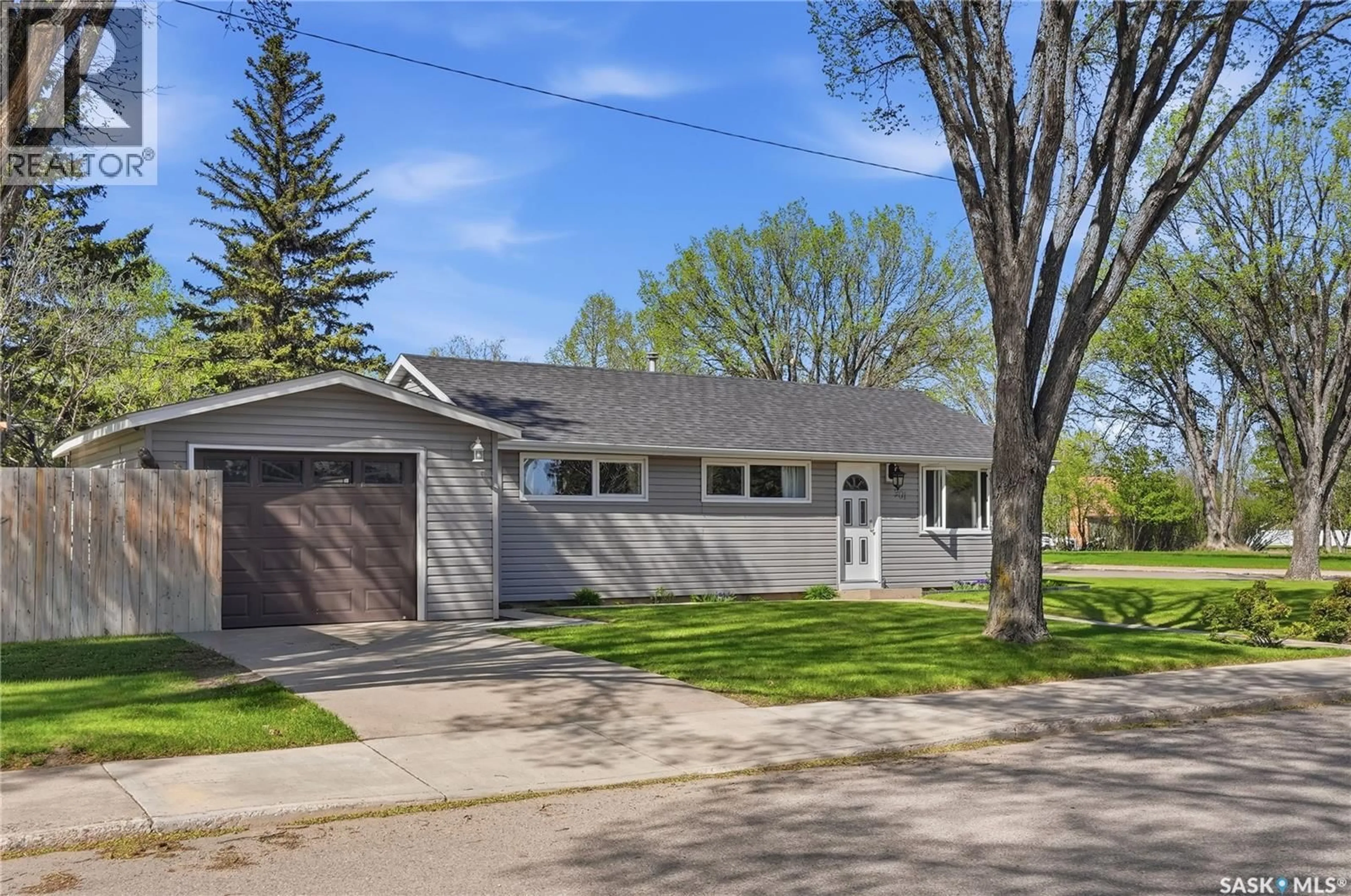 Home with vinyl exterior material, street for 901 R AVENUE N, Saskatoon Saskatchewan S7L2Z4
