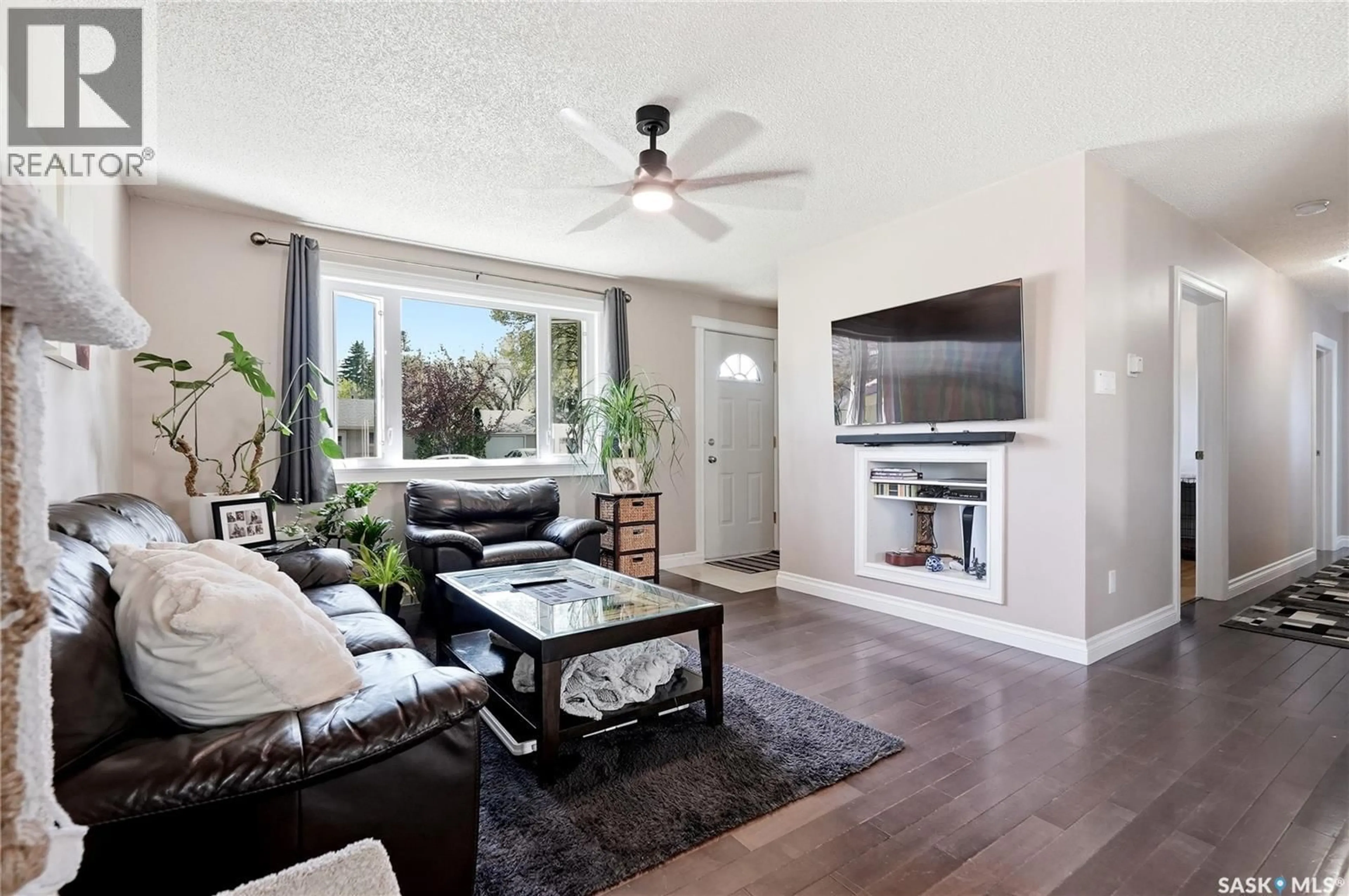 Living room with furniture, unknown for 901 R AVENUE N, Saskatoon Saskatchewan S7L2Z4