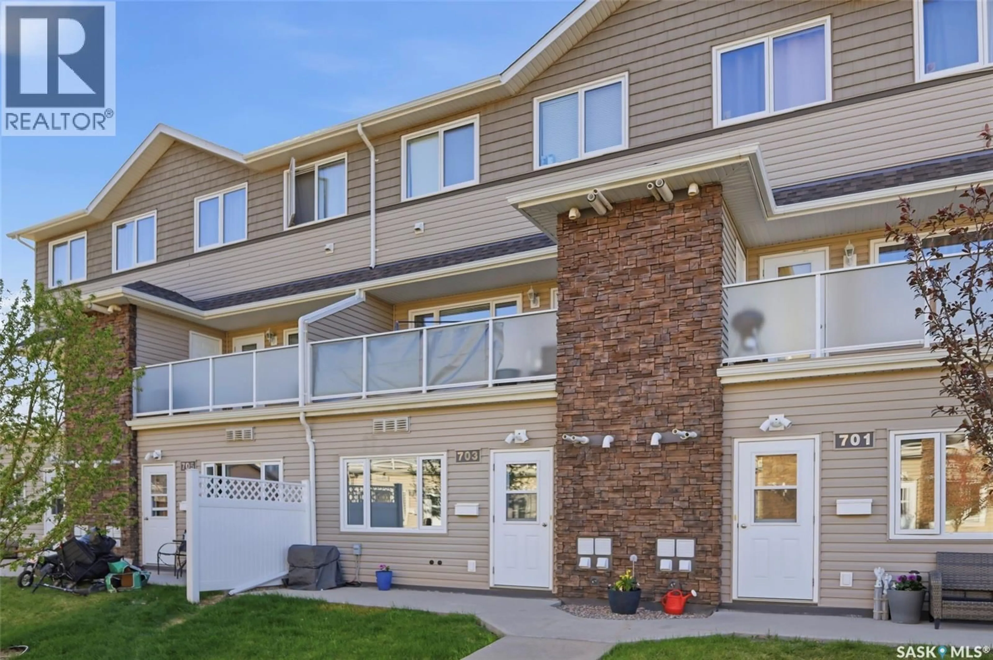 Home with vinyl exterior material, street for 1022 - 703 HAMPTON CIRCLE, Saskatoon Saskatchewan S7R0K3