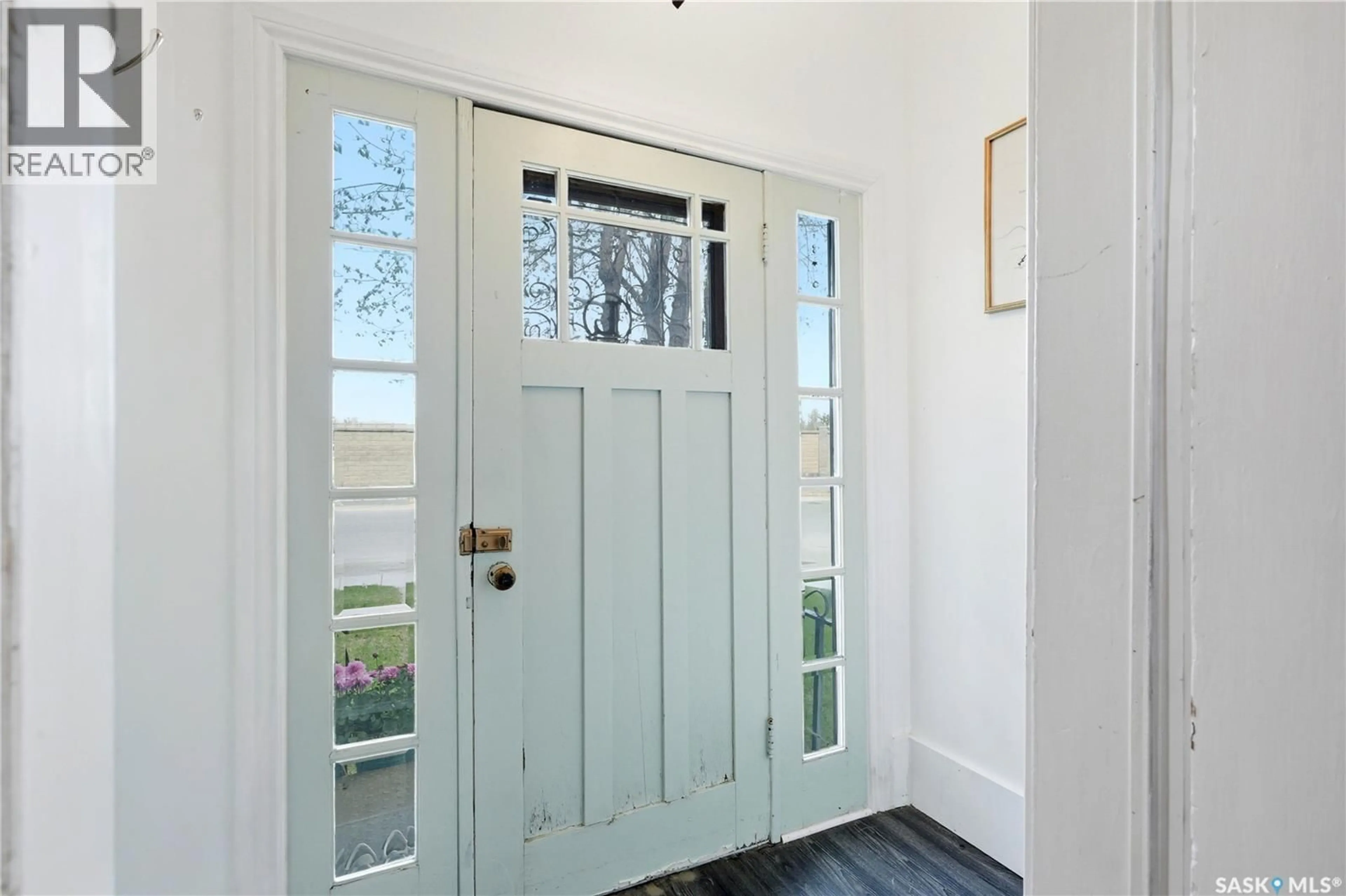 Indoor entryway for 1001 LORNE AVENUE, Saskatoon Saskatchewan S7N0X5