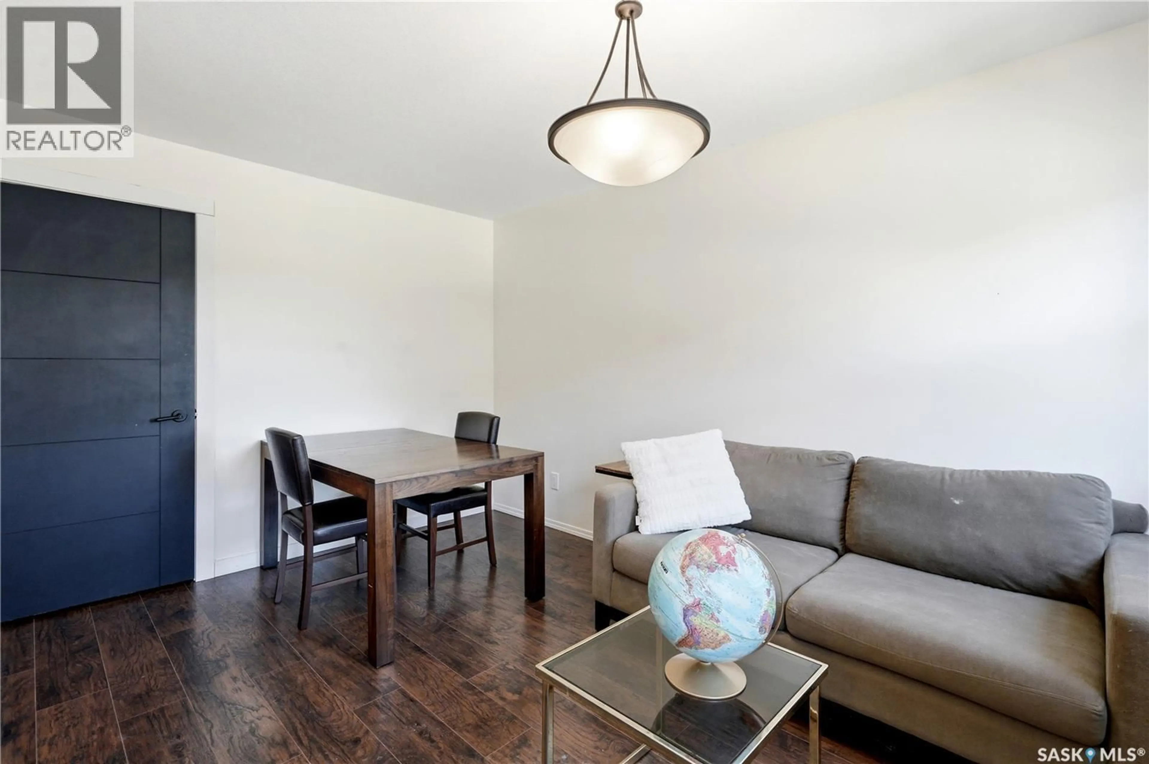 Living room with furniture, wood/laminate floor for 570 150 LANGLOIS WAY, Saskatoon Saskatchewan S7T0K8