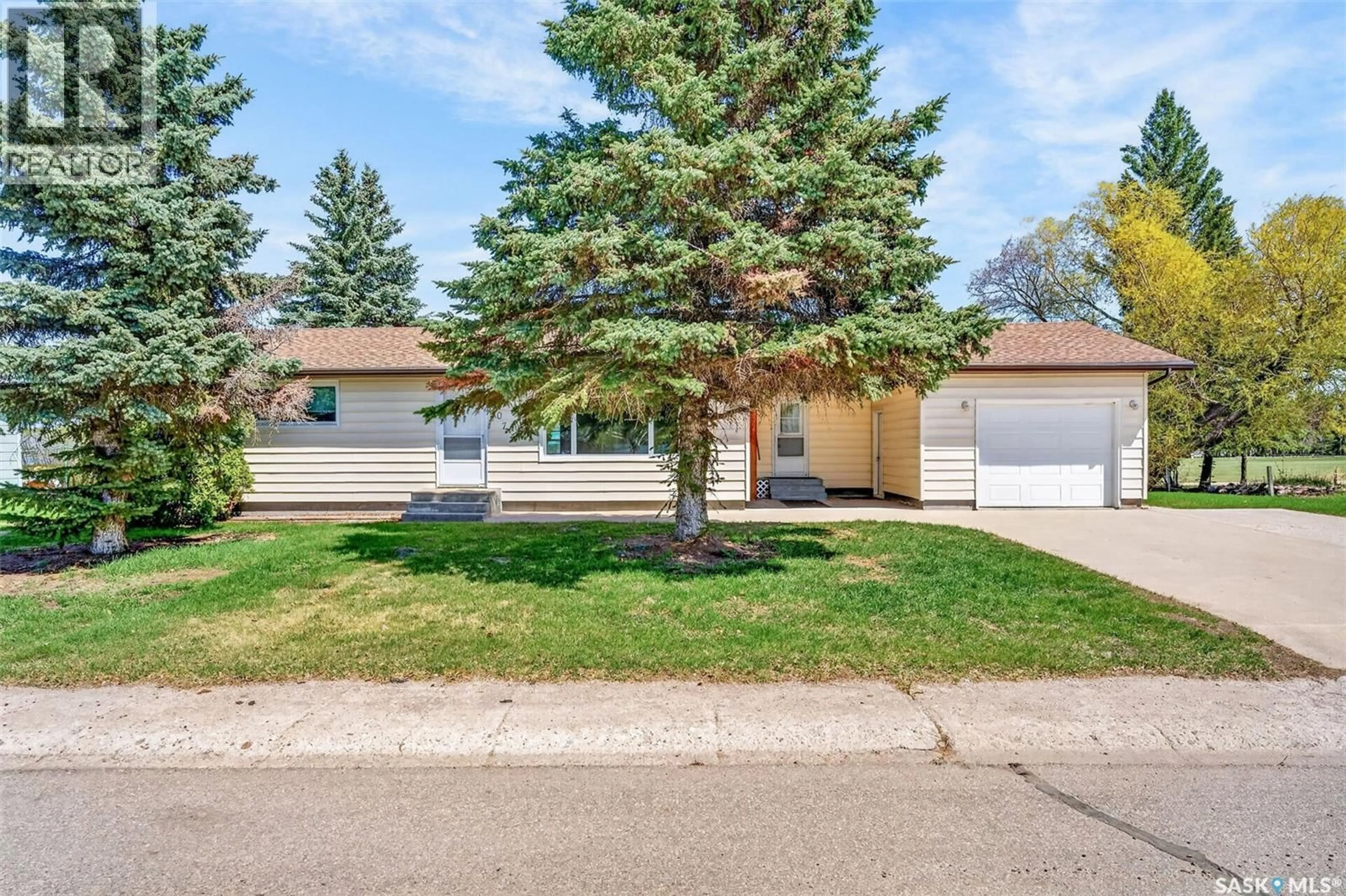 Home with vinyl exterior material, street for 507 3RD AVENUE, Naicam Saskatchewan S0K2Z0