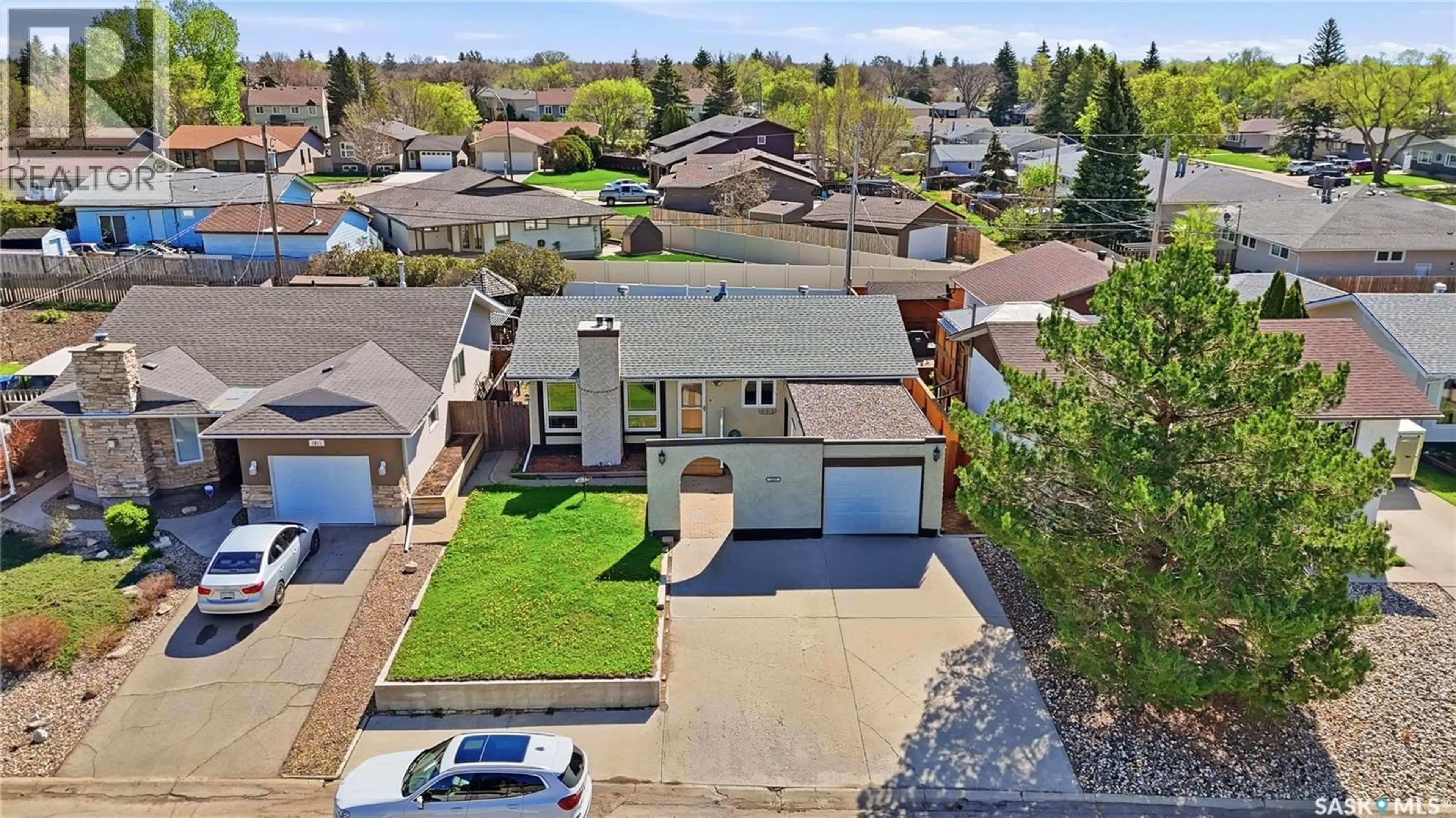 A pic from outside/outdoor area/front of a property/back of a property/a pic from drone, street for 1009 CORMAN CRESCENT, Moose Jaw Saskatchewan S6H6V5