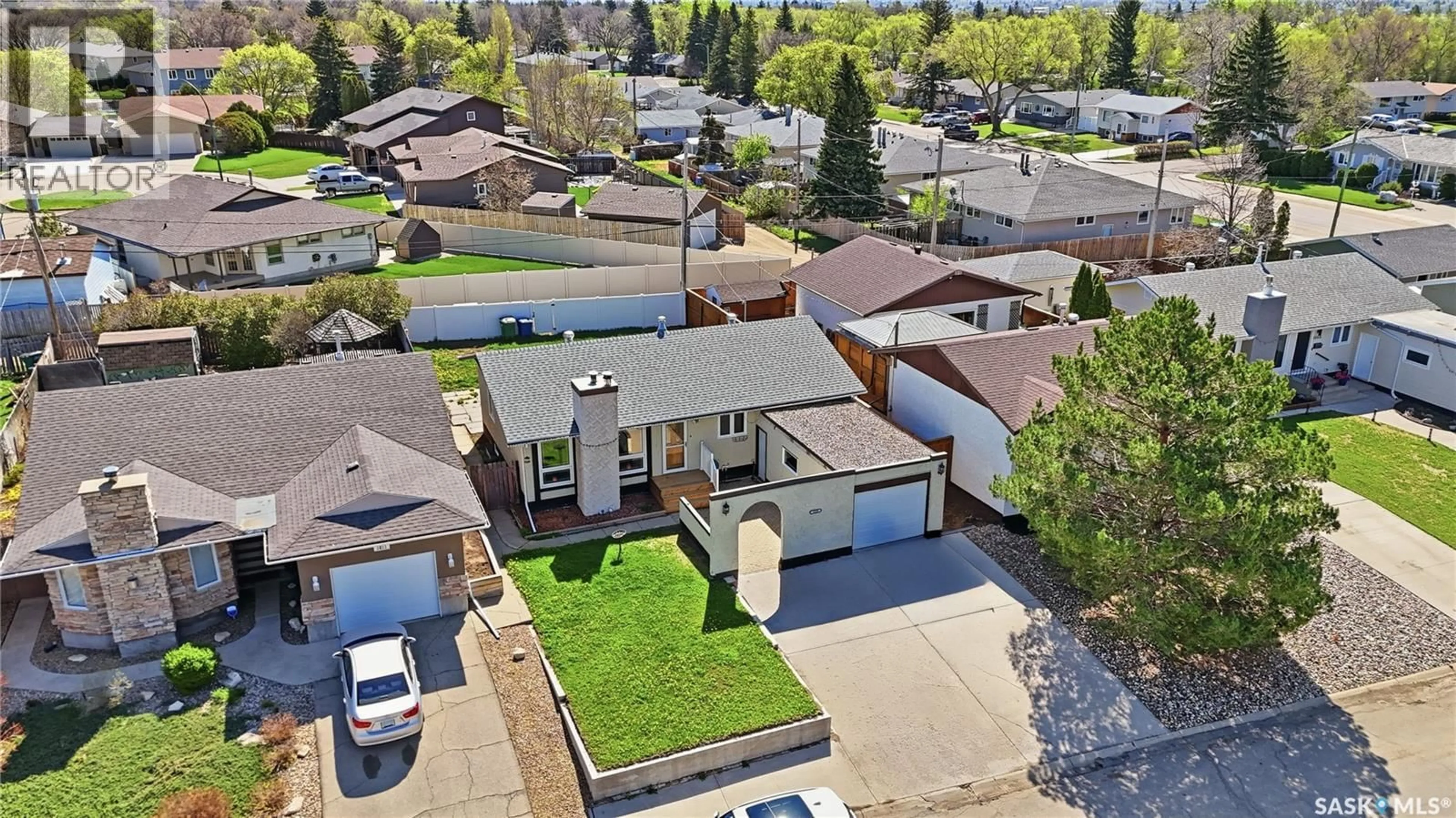 A pic from outside/outdoor area/front of a property/back of a property/a pic from drone, street for 1009 CORMAN CRESCENT, Moose Jaw Saskatchewan S6H6V5