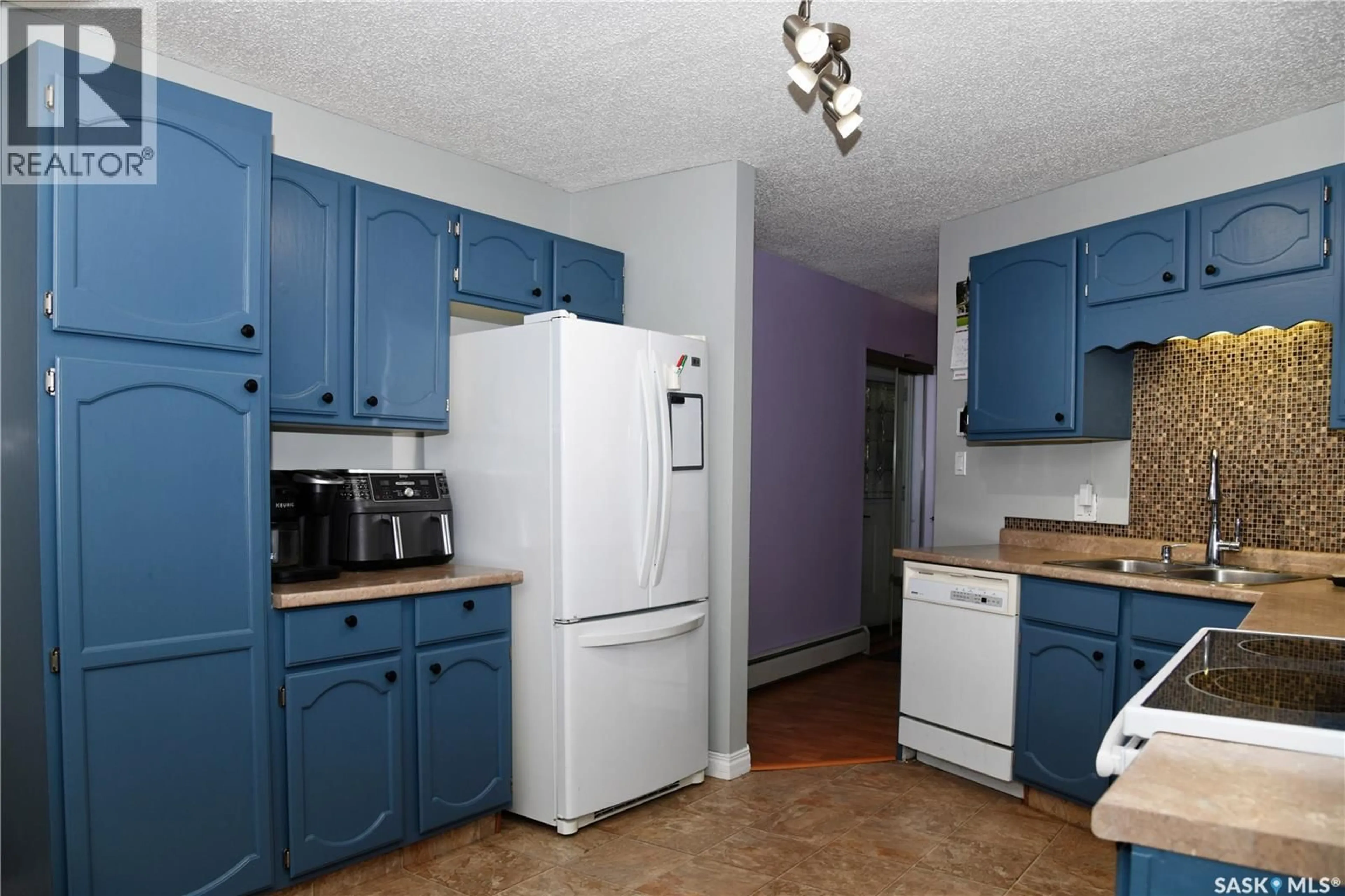 Standard kitchen, unknown for 134 COOPER CRESCENT, Saskatoon Saskatchewan S7M4L3