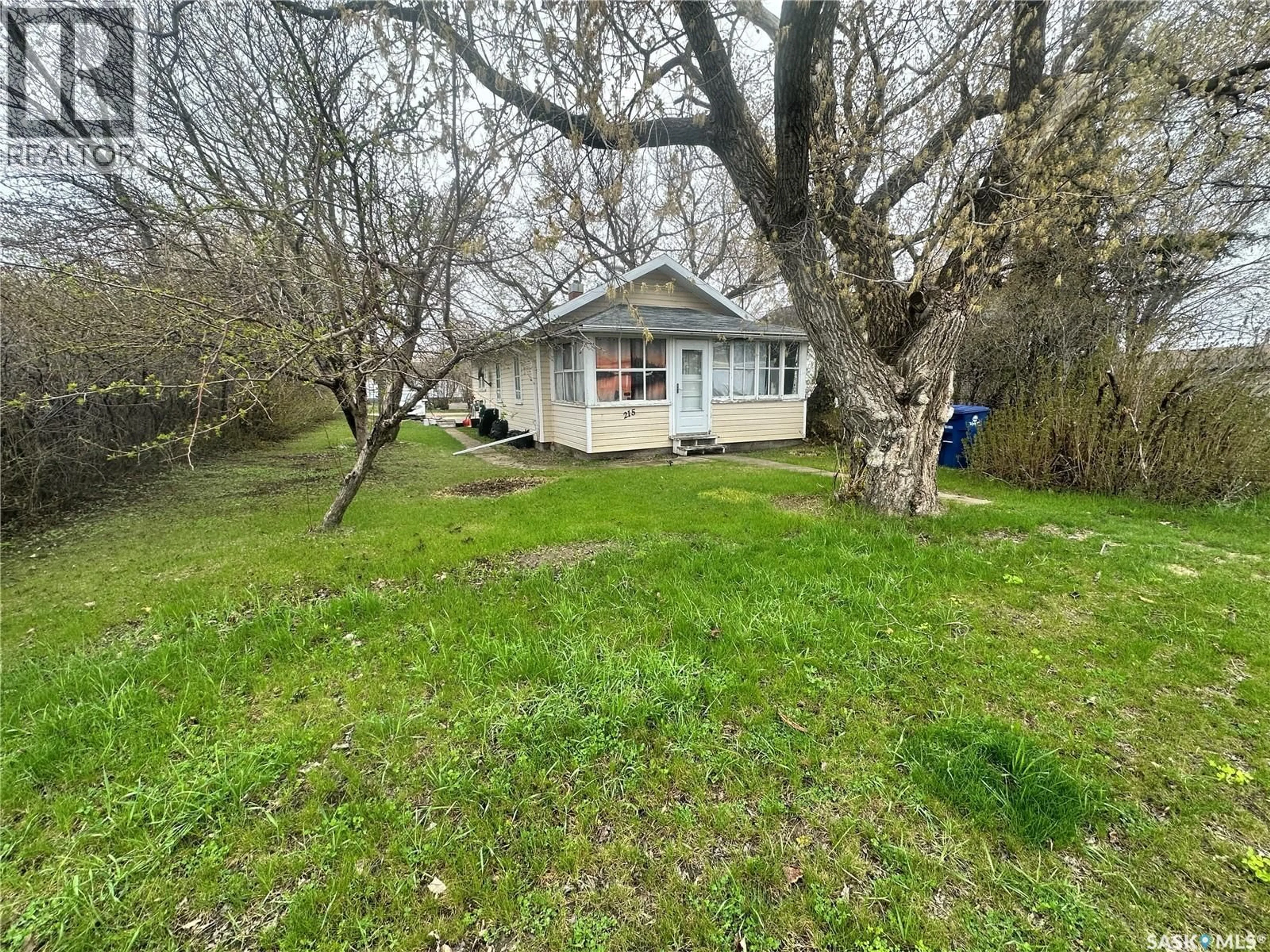 A pic from outside/outdoor area/front of a property/back of a property/a pic from drone, unknown for 215 7TH STREET, Wynyard Saskatchewan S0A4T0