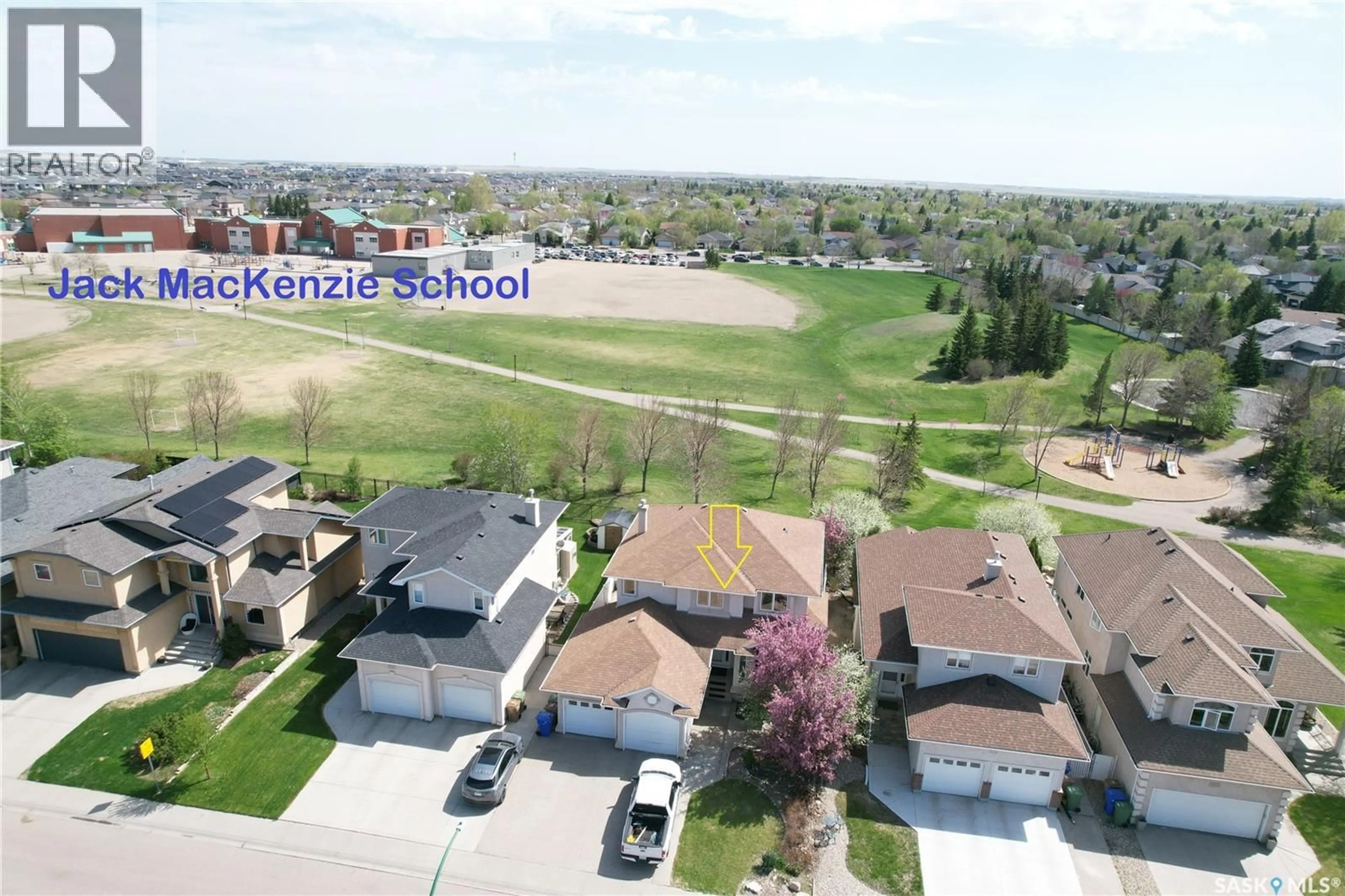 A pic from outside/outdoor area/front of a property/back of a property/a pic from drone, street for 3012 ST JAMES CRESCENT, Regina Saskatchewan S4V2Z2