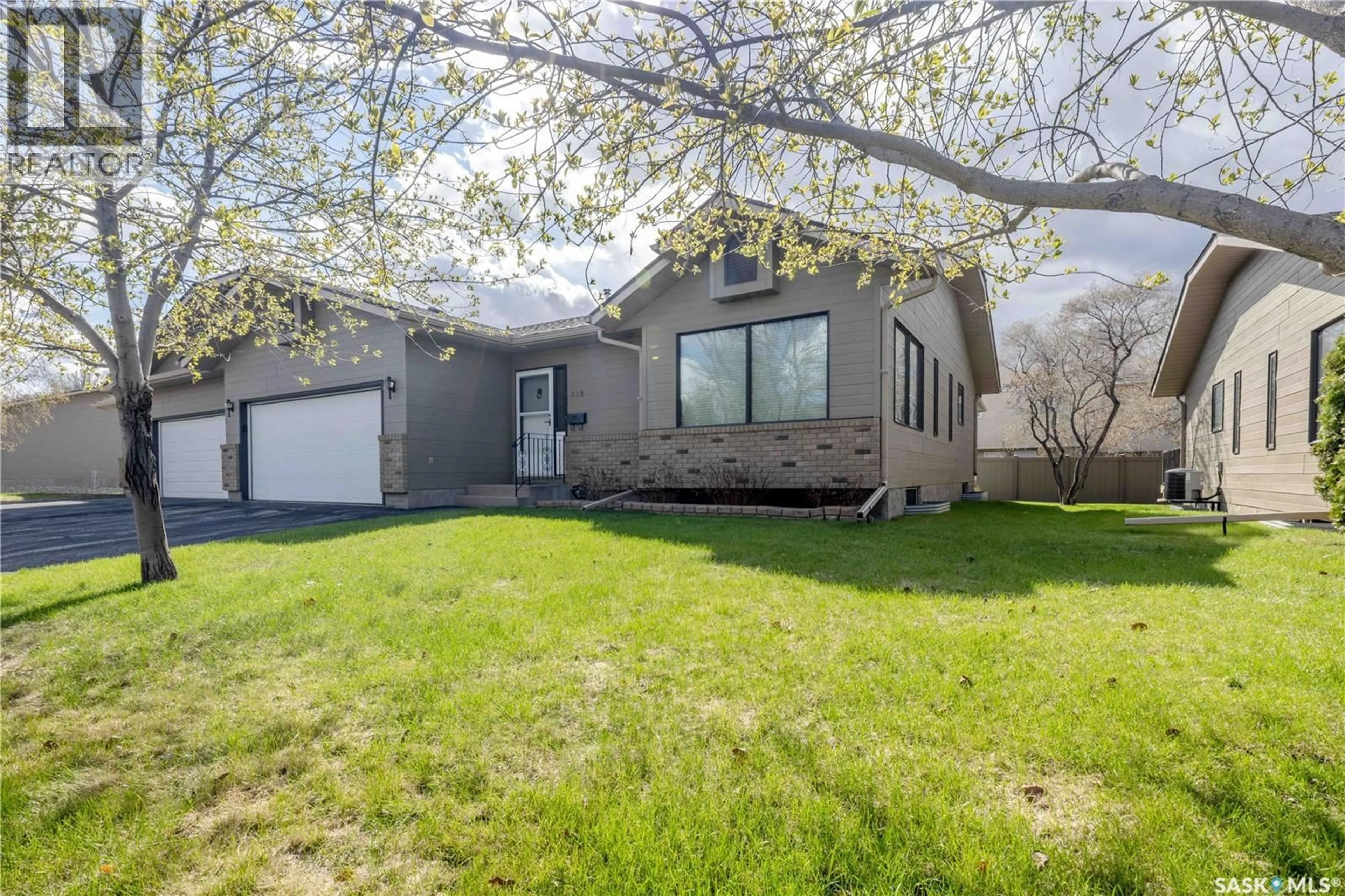 Home with vinyl exterior material, street for 420 - 119 HERITAGE CRESCENT, Saskatoon Saskatchewan S7H5P3