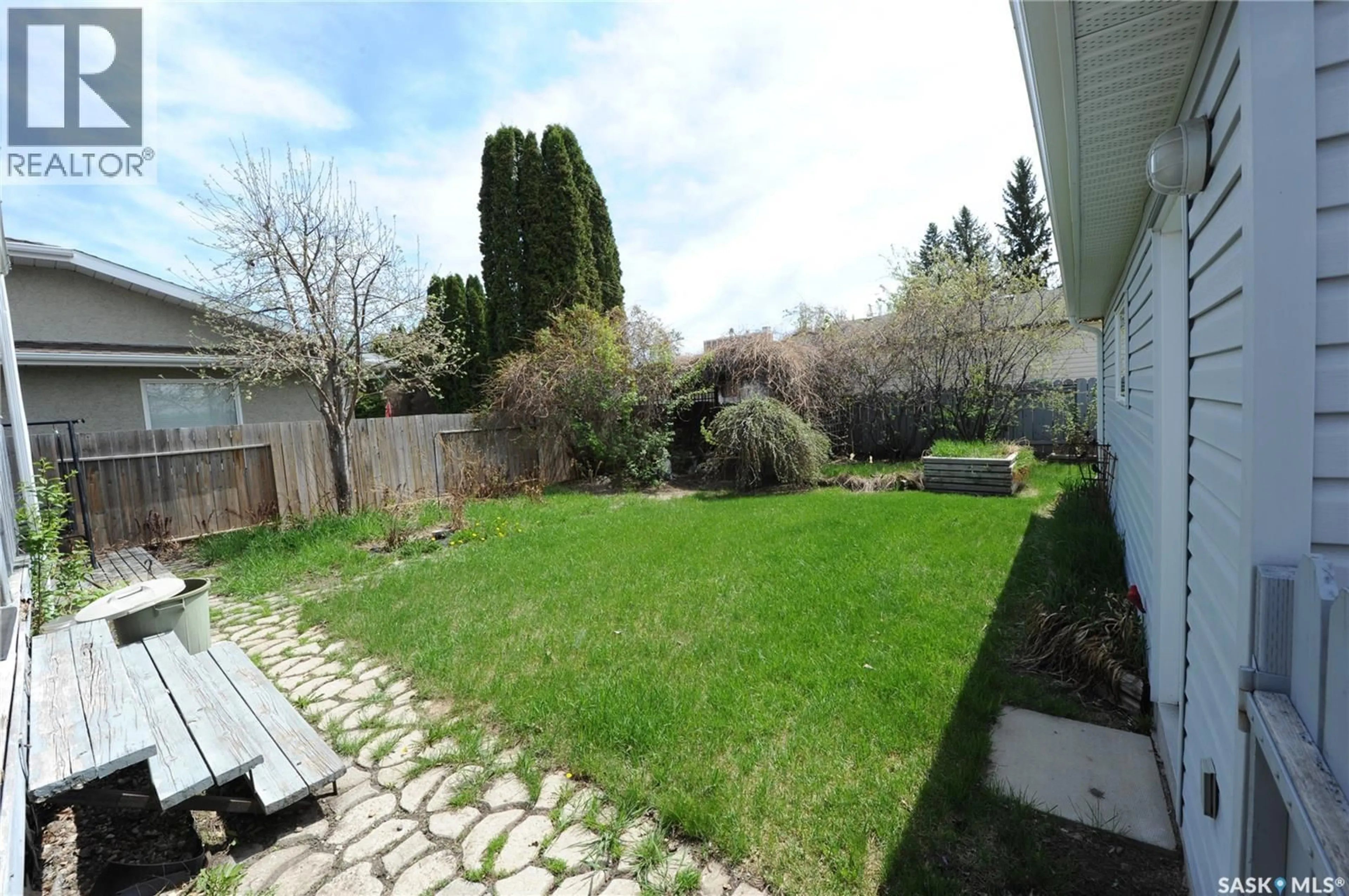 Patio, street for 571 PENDYGRASSE ROAD, Saskatoon Saskatchewan S7M5P6