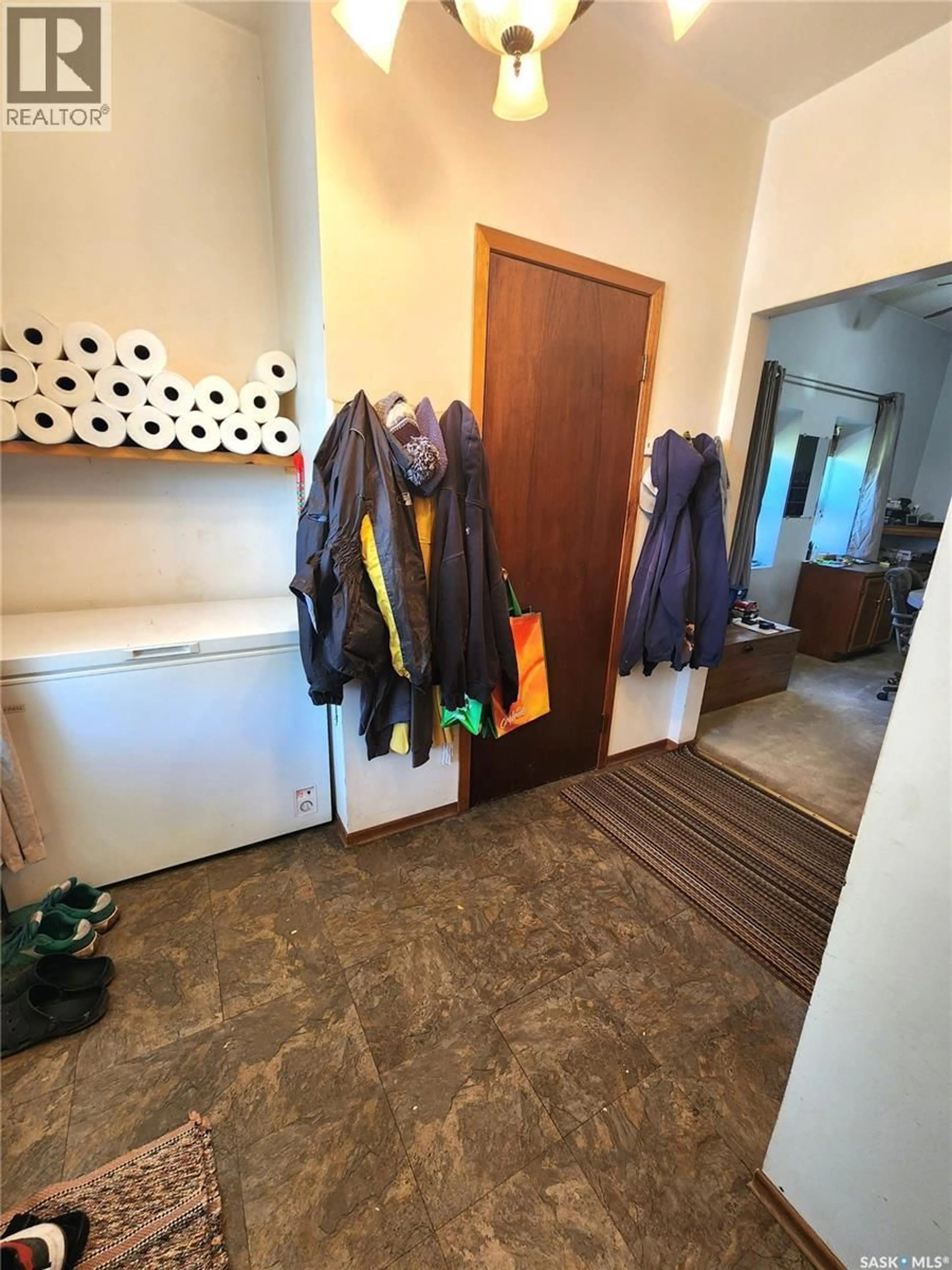 Indoor entryway for 203 BELFAST STREET, North Portal Saskatchewan S0C1W0