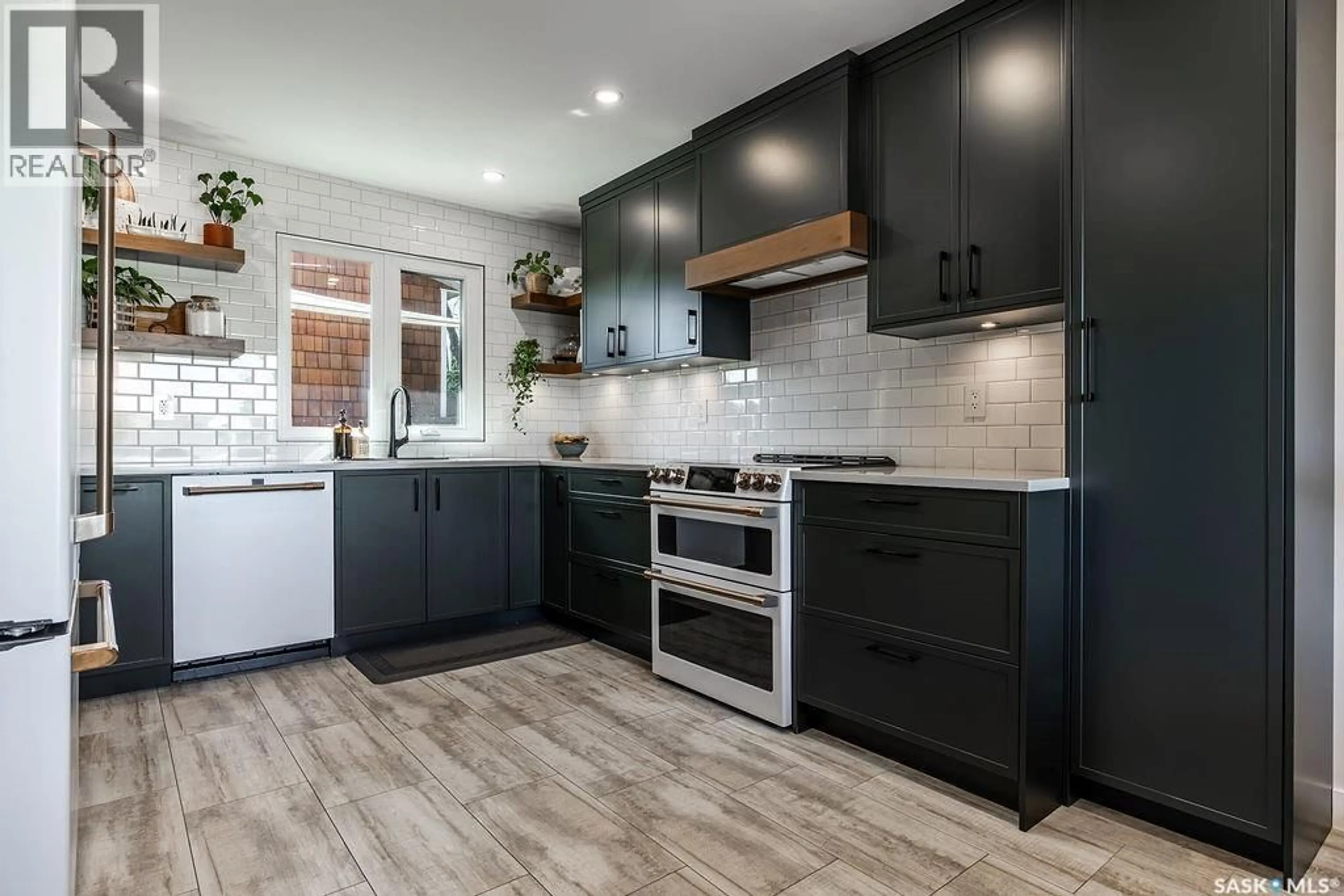 Contemporary kitchen, unknown for 1925 PEMBINA AVENUE, Saskatoon Saskatchewan S7K1C4