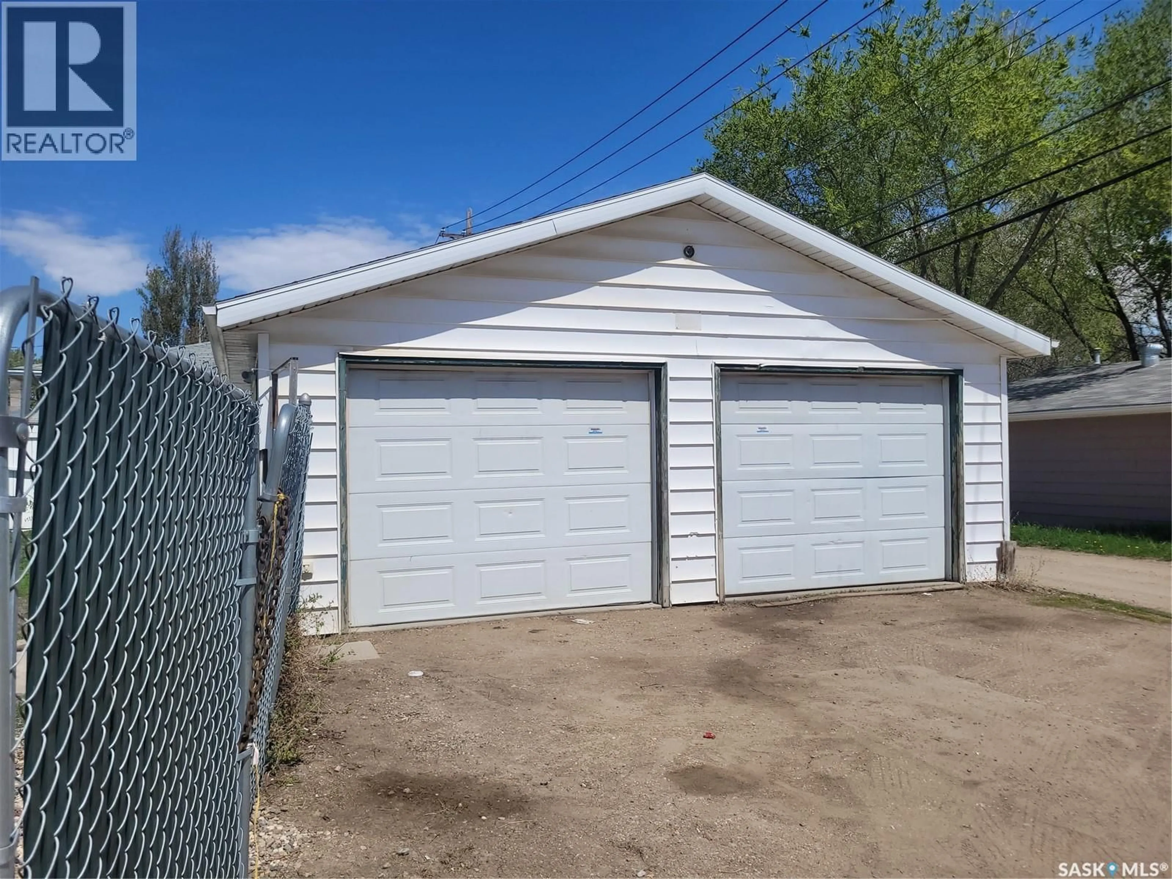 Indoor garage for 1210 P AVENUE, Saskatoon Saskatchewan S7L2W9