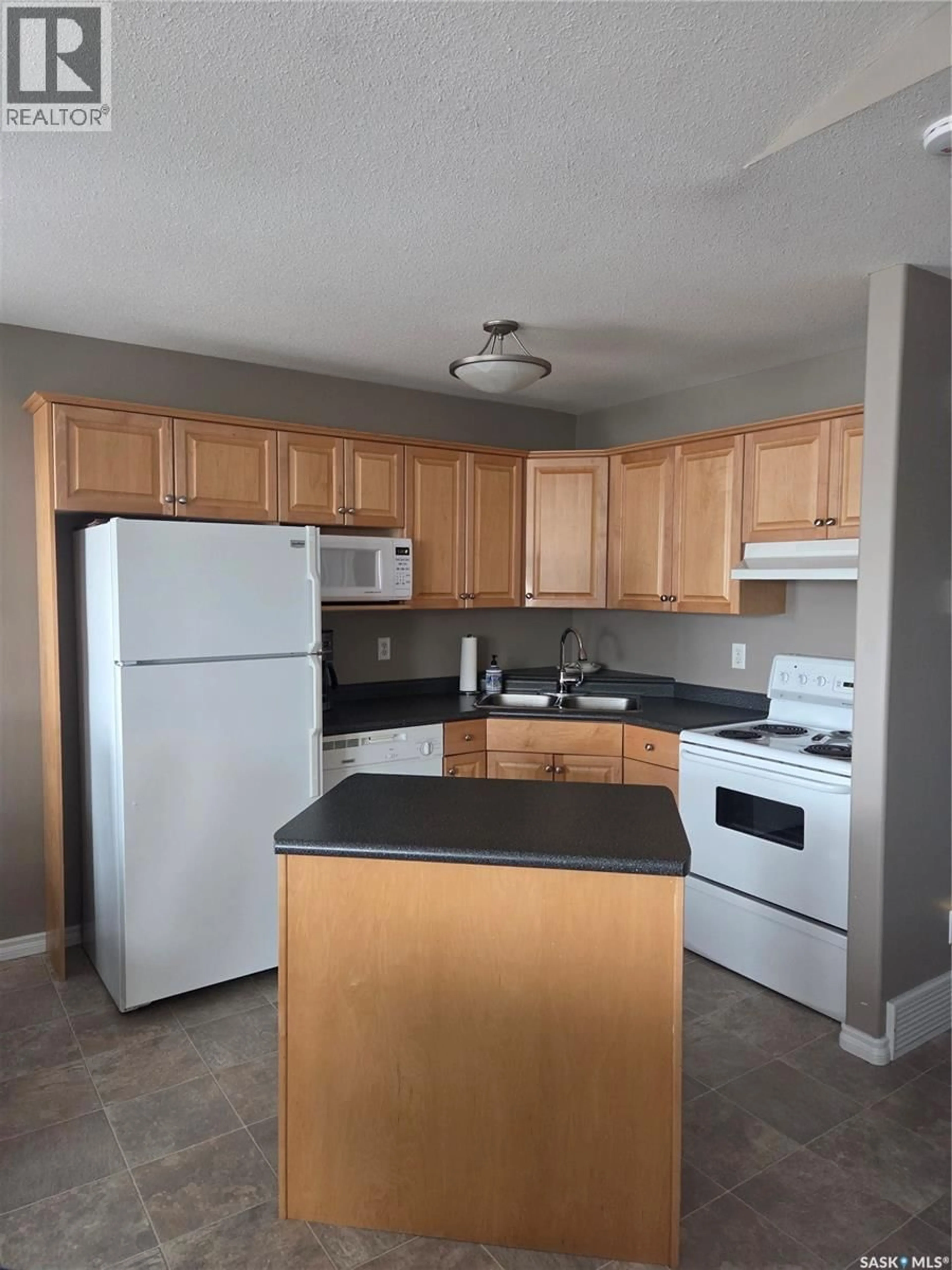 Standard kitchen, unknown for 4144 BUCKINGHAM DRIVE, Regina Saskatchewan S4V3A9