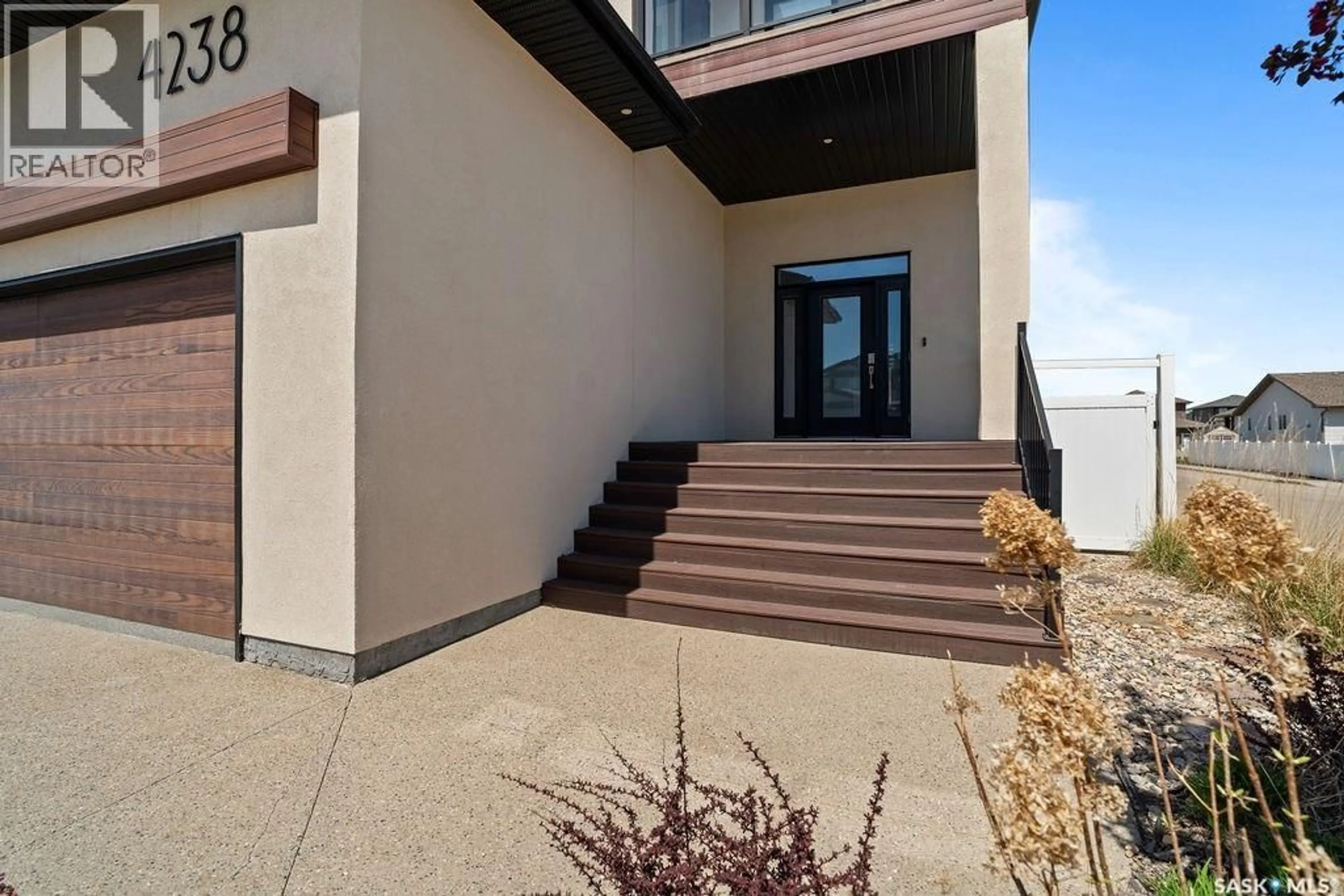 Indoor foyer for E - 4238 GREEN OLIVE WAY, Regina Saskatchewan S4V1P9