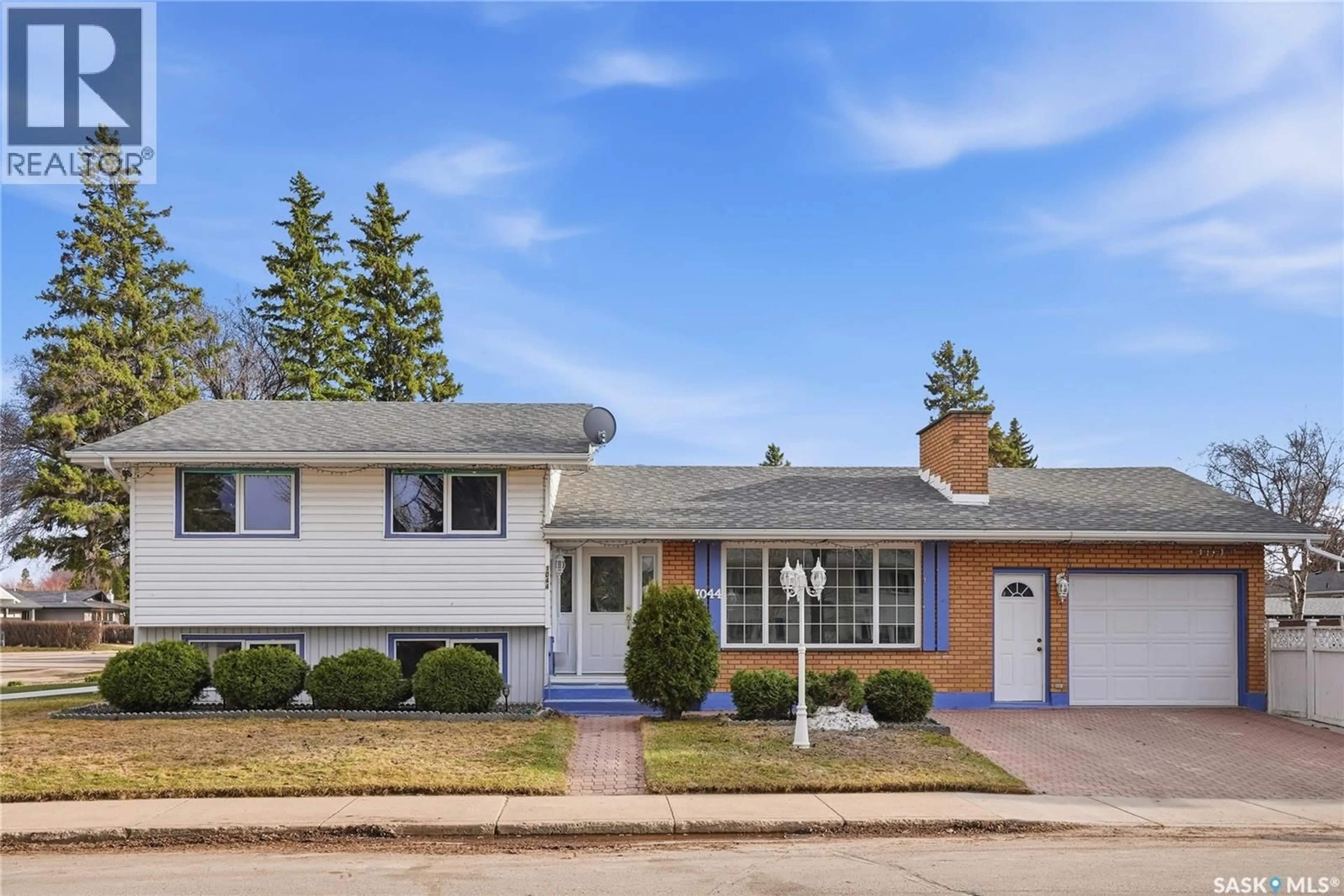 Home with vinyl exterior material, street for 1044 EAST CENTRE, Saskatoon Saskatchewan S7J3A3