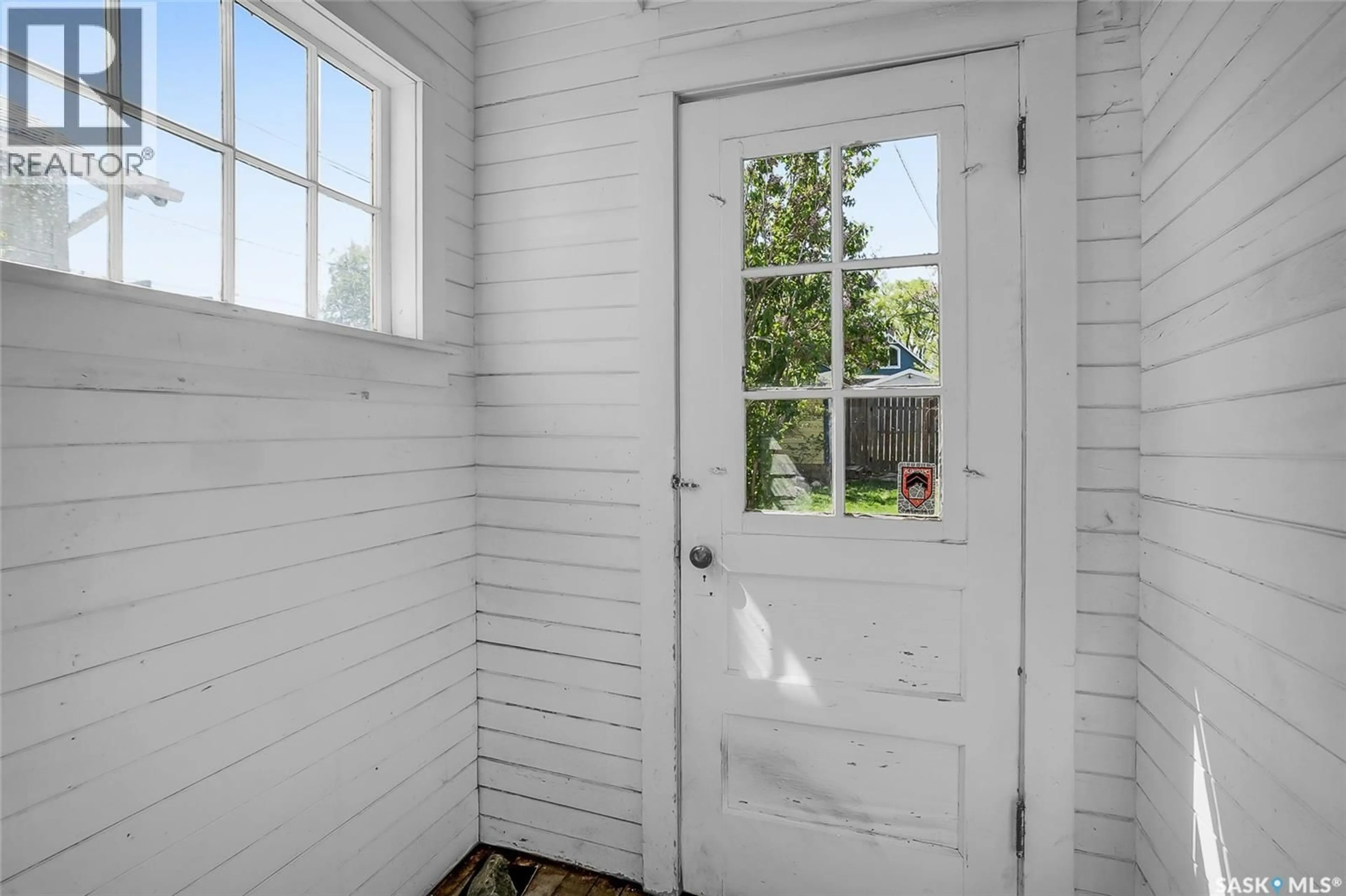 Indoor entryway for 524 7TH STREET, Saskatoon Saskatchewan S7H0X7