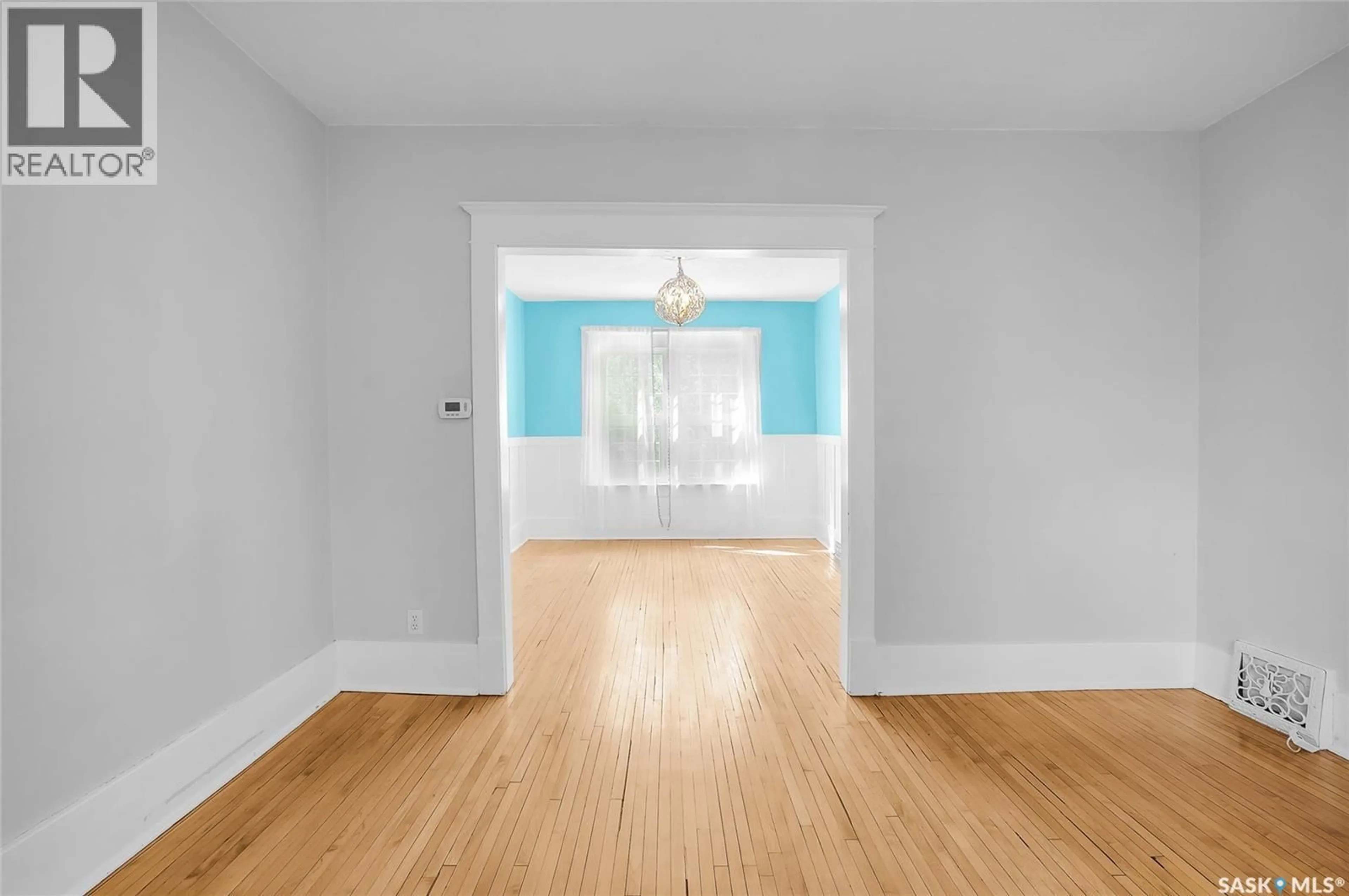 Indoor entryway for 524 7TH STREET, Saskatoon Saskatchewan S7H0X7