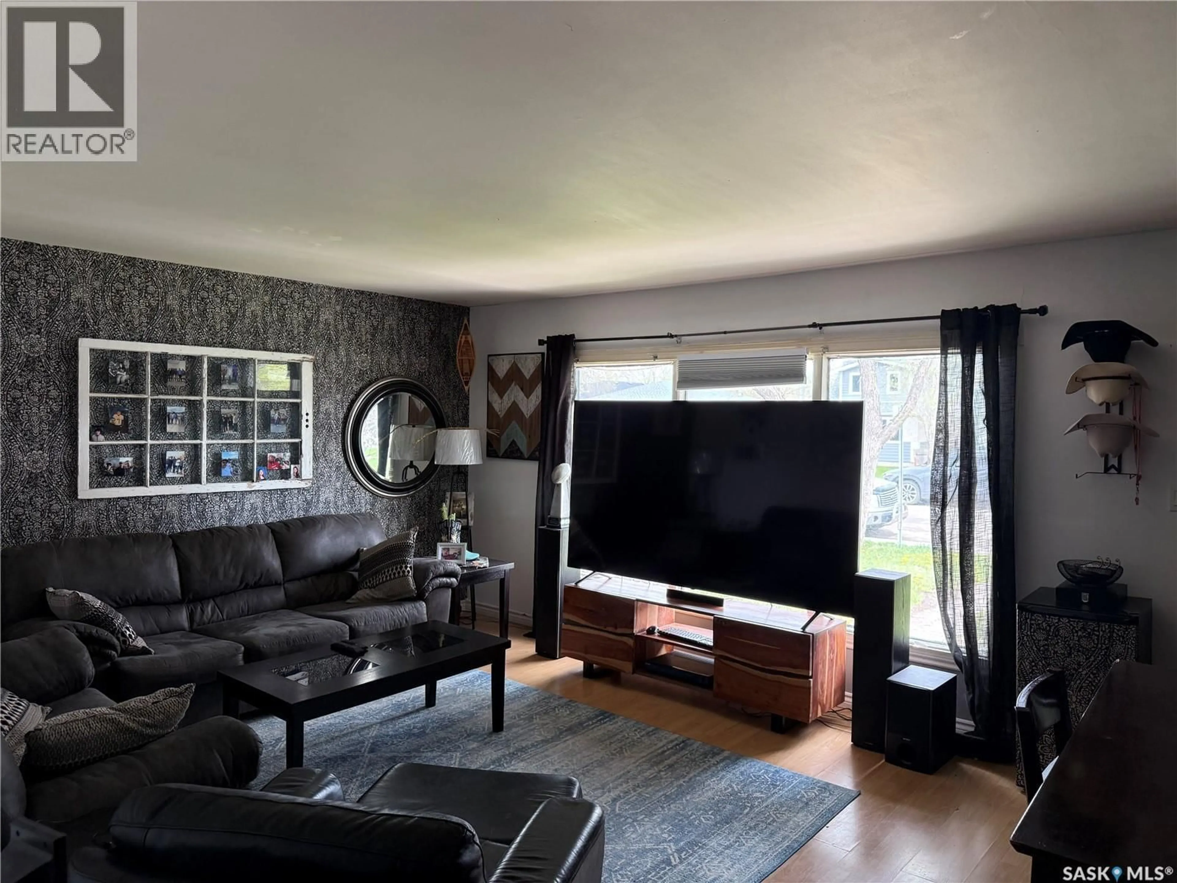 Living room with furniture, wood/laminate floor for 936 WALLACE STREET, Regina Saskatchewan S4N3Y5