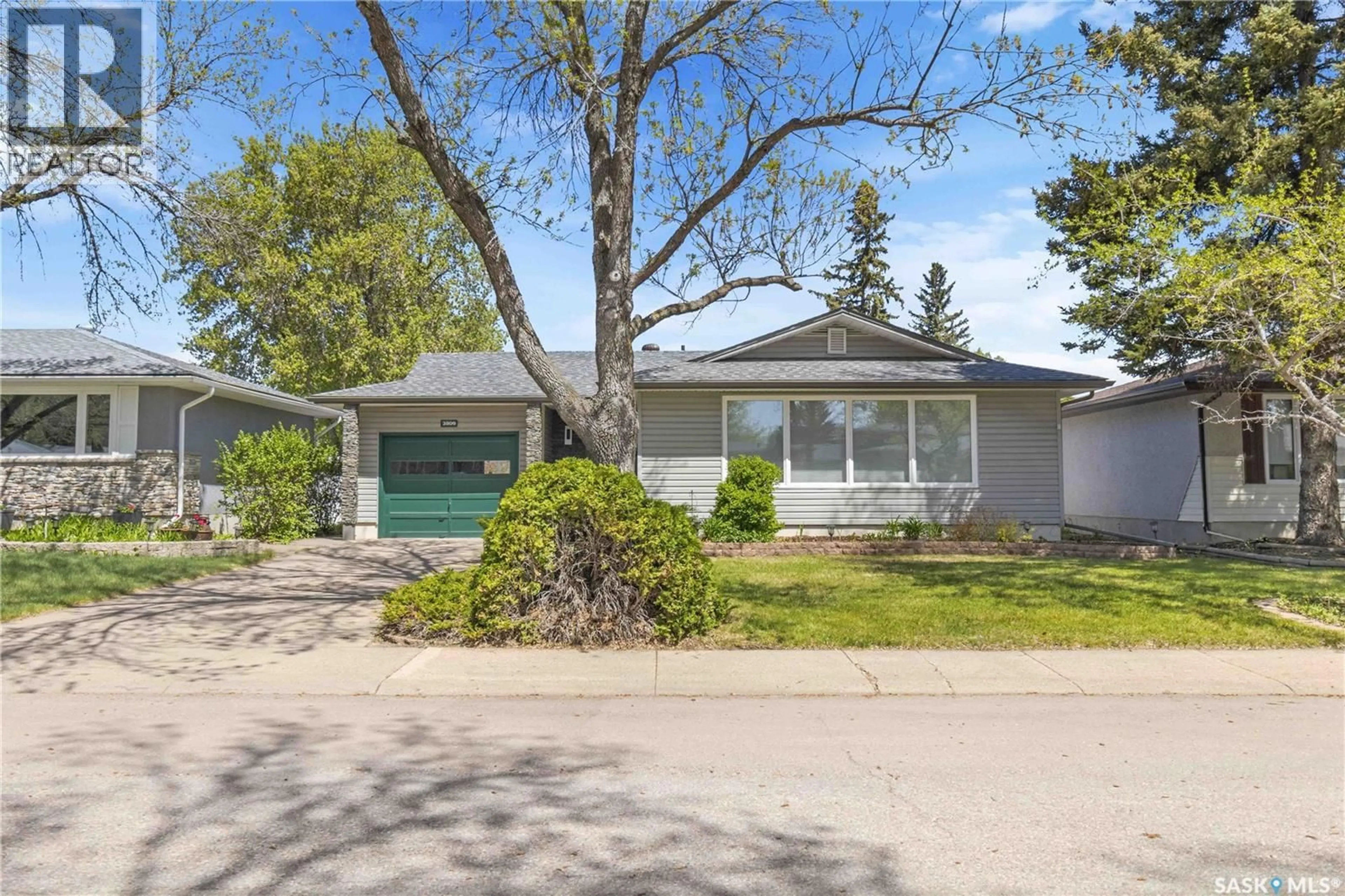 Home with vinyl exterior material, street for 2809 EASTVIEW, Saskatoon Saskatchewan S7J3H7