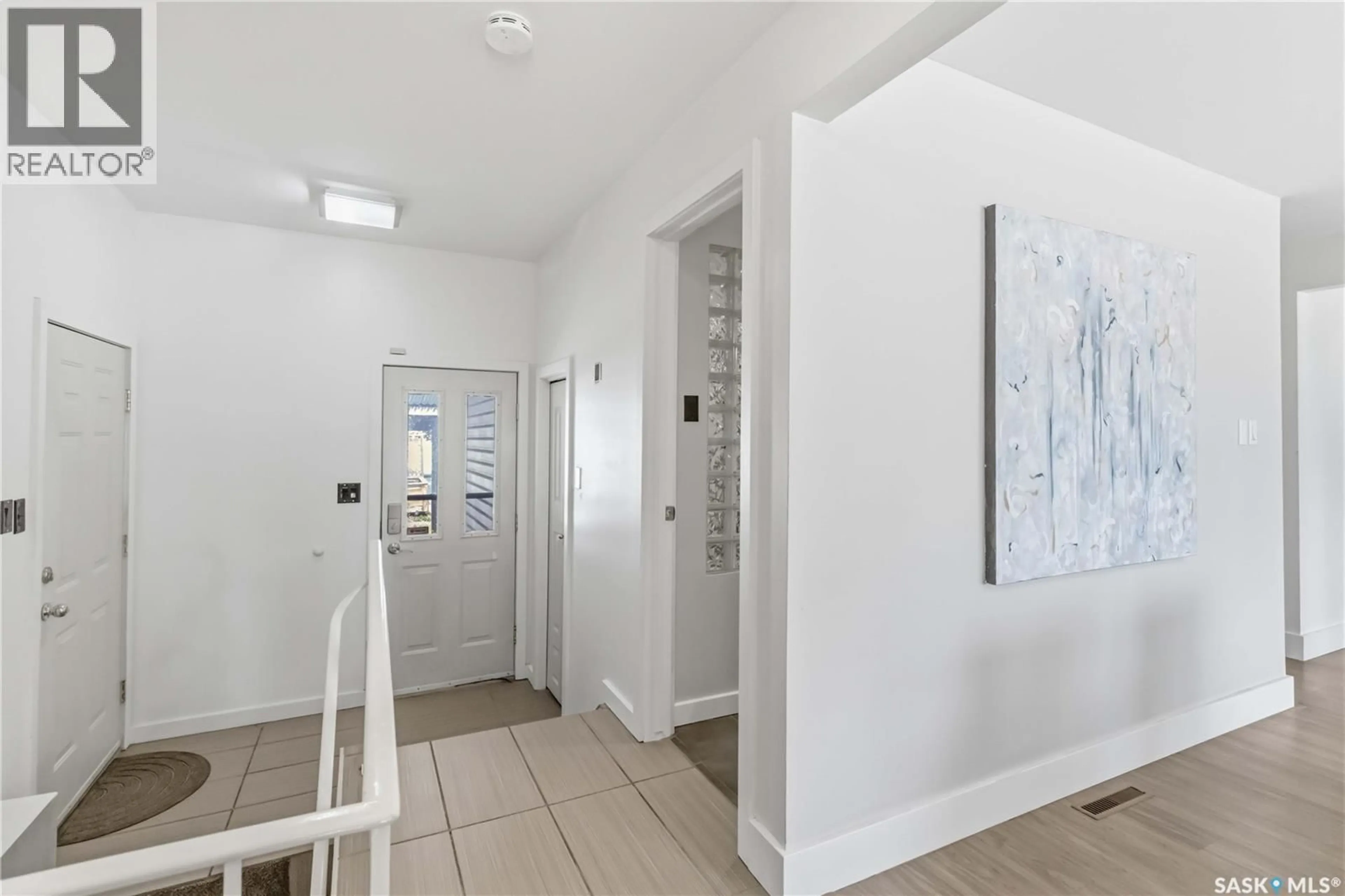 Indoor entryway for 2809 EASTVIEW, Saskatoon Saskatchewan S7J3H7