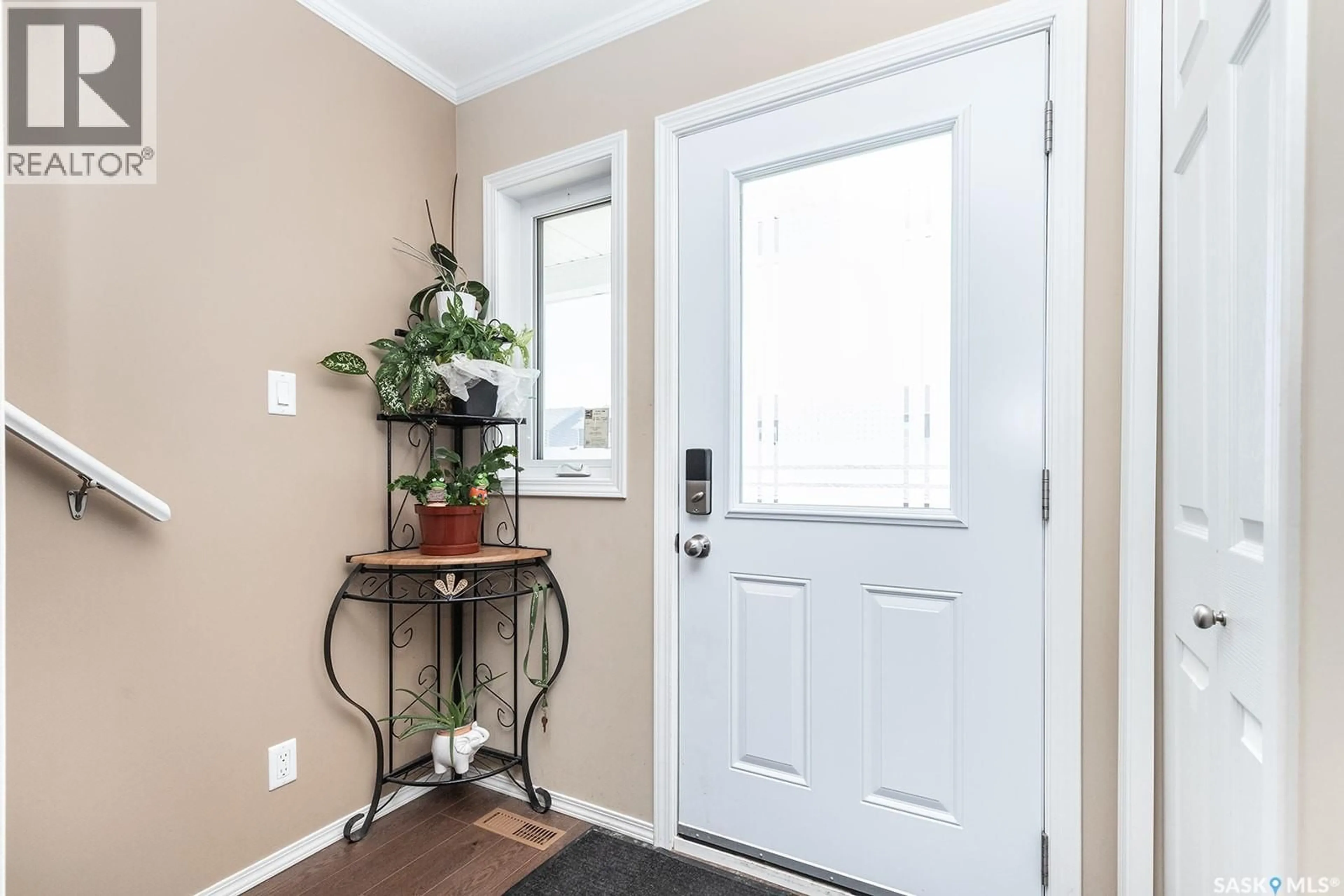 Indoor entryway for 104 225 HASSARD CLOSE, Saskatoon Saskatchewan S7L2W8