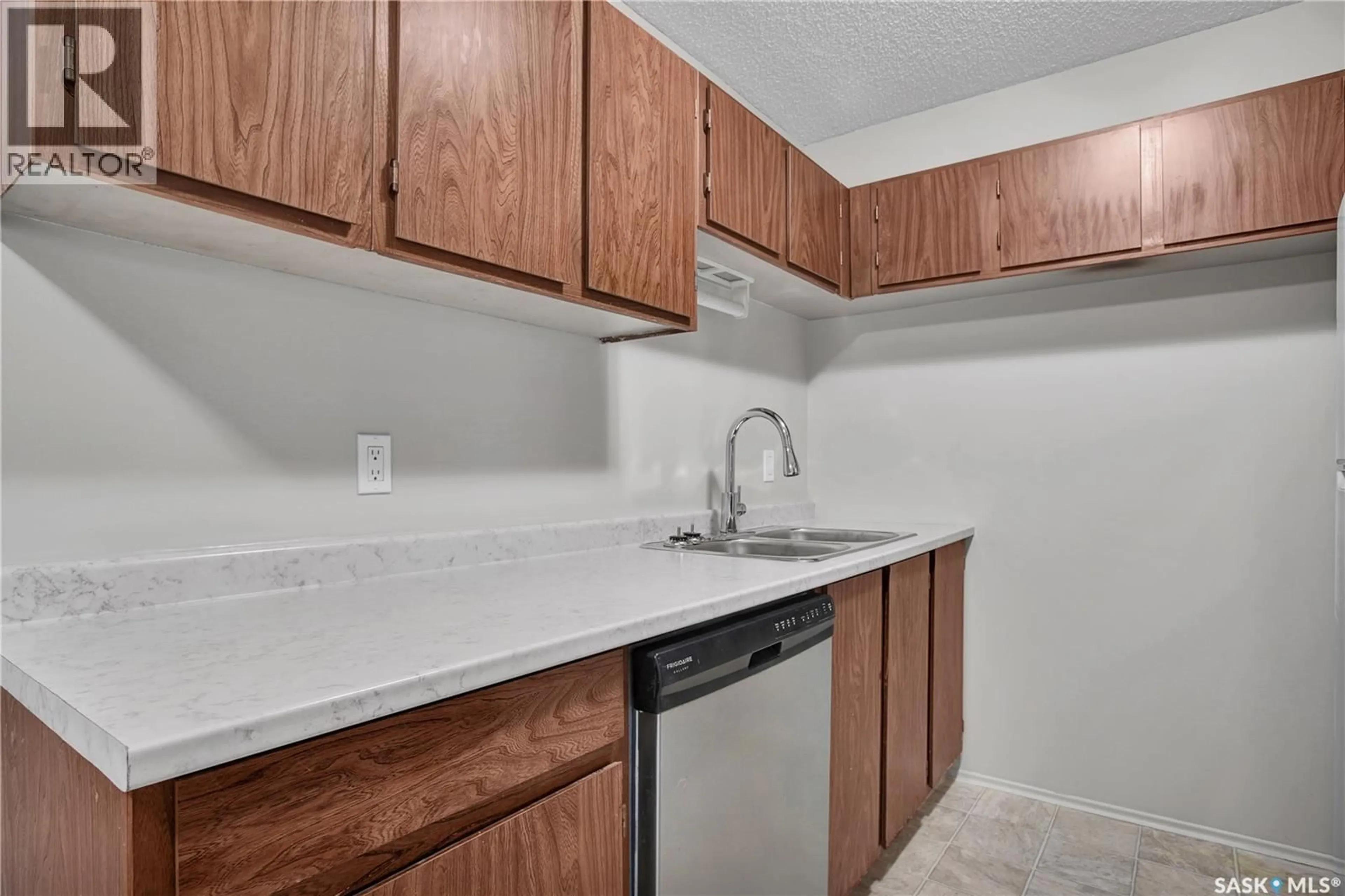 Standard kitchen, unknown for 311 - 308 TAIT CRESCENT, Saskatoon Saskatchewan S7H5L7