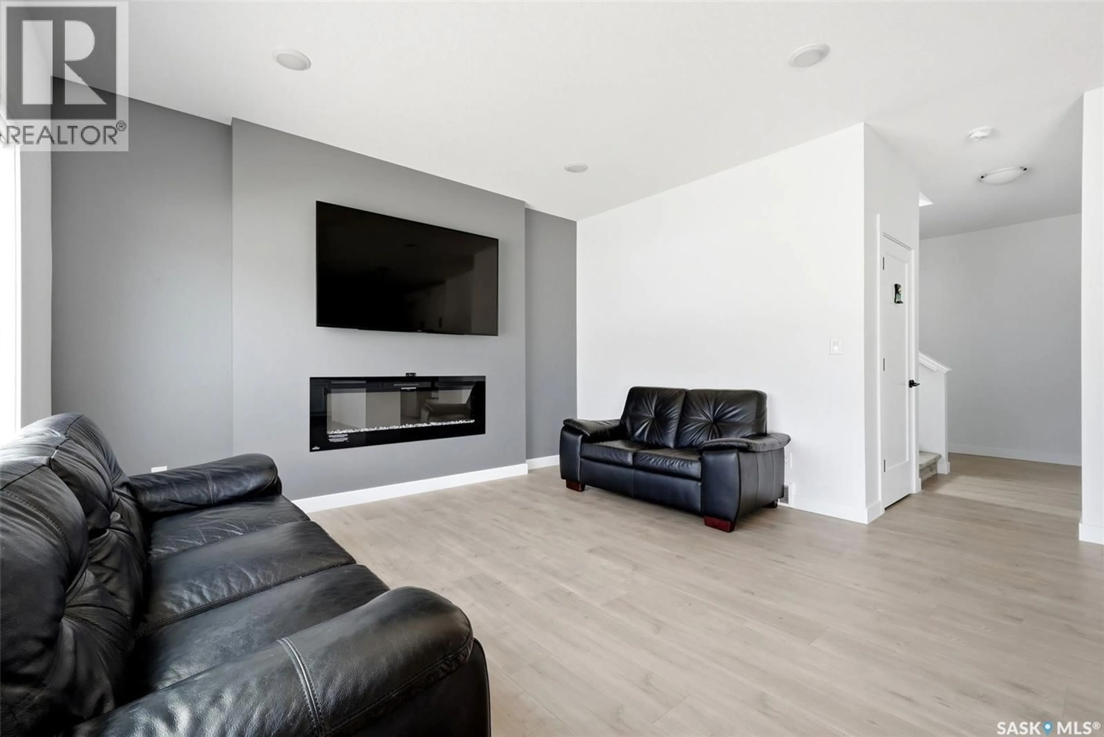 Living room with furniture, unknown for 5416 BOYER BAY, Regina Saskatchewan S4V3P2