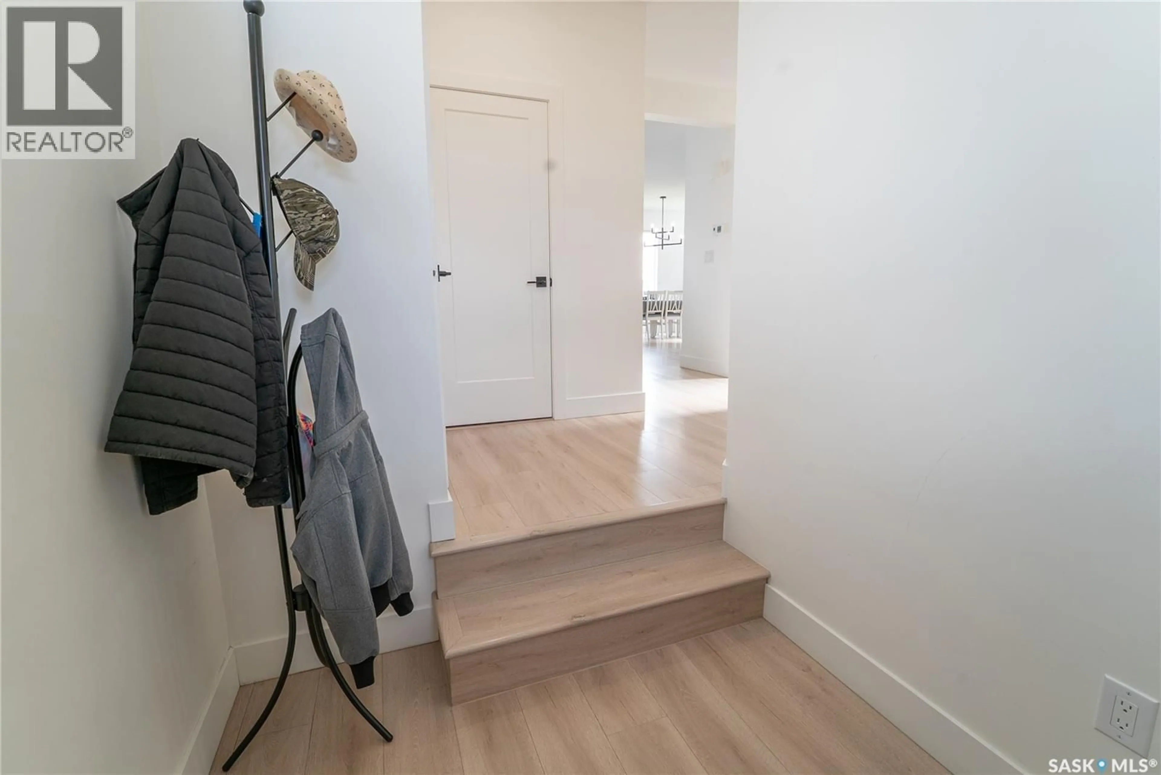 Indoor entryway for 916 FEHEREGYHAZI BOULEVARD, Saskatoon Saskatchewan S7W1E1